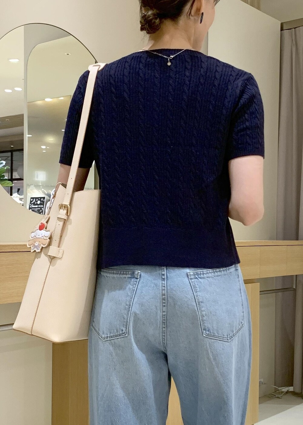 ブラック系のキャミソール、ブルー系のデニムパンツ、ホワイト系のサンダルを着用したレディースの夏コーディネートの7枚目の写真