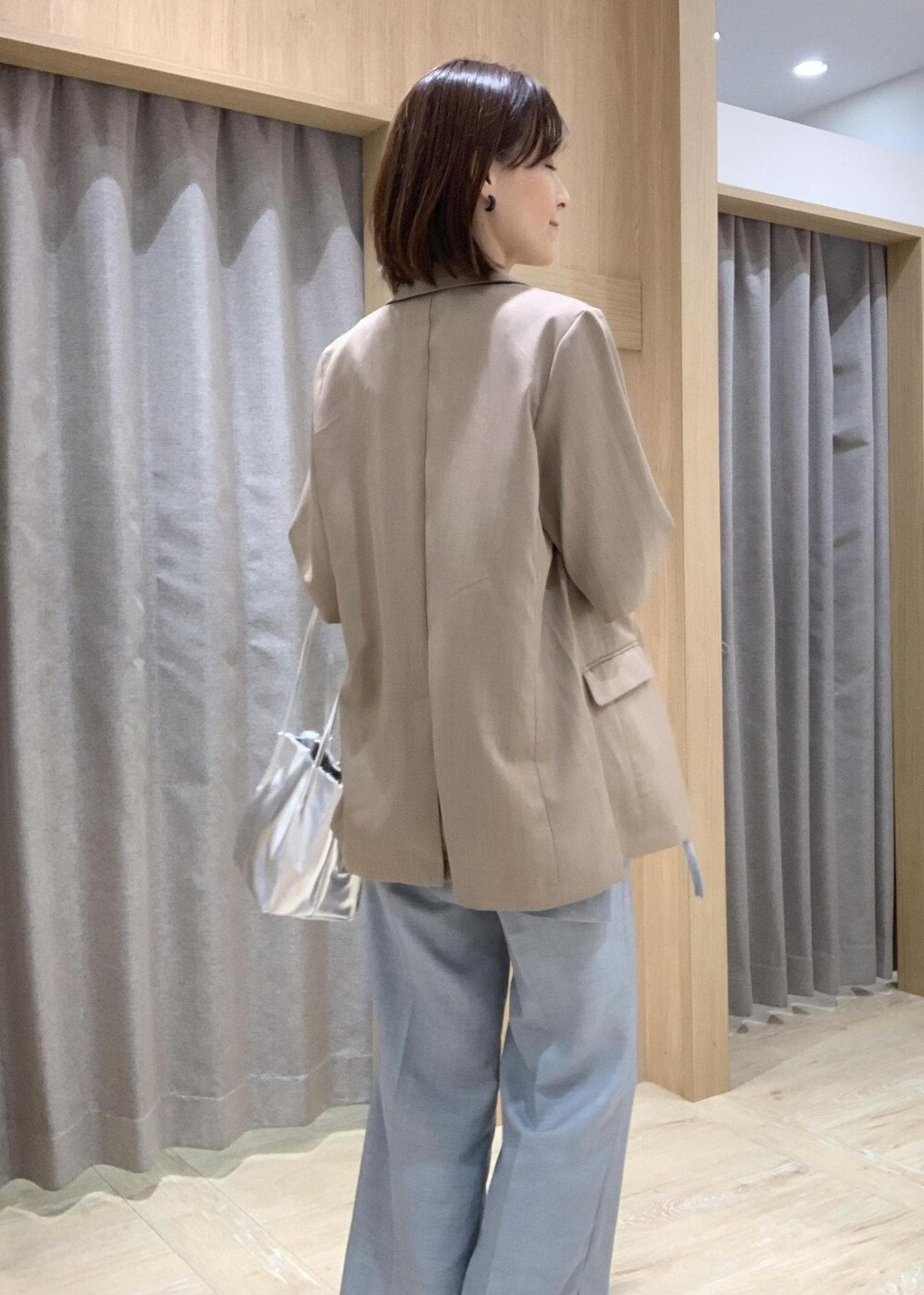 ホワイト系のキャミソール、ホワイト系のサンダル、ブルー系のスラックスを着用したレディースの夏コーディネートの8枚目の写真