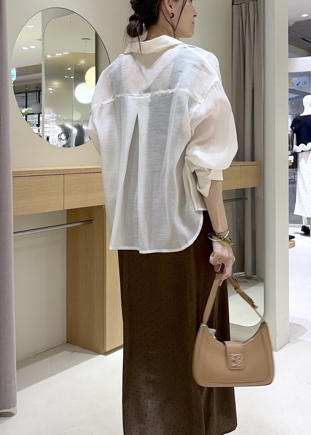 イエロー系のショルダーバッグ、ホワイト系のその他パンツ、ホワイト系のシャツ/ブラウスを着用したレディースの夏コーディネートの9枚目の写真