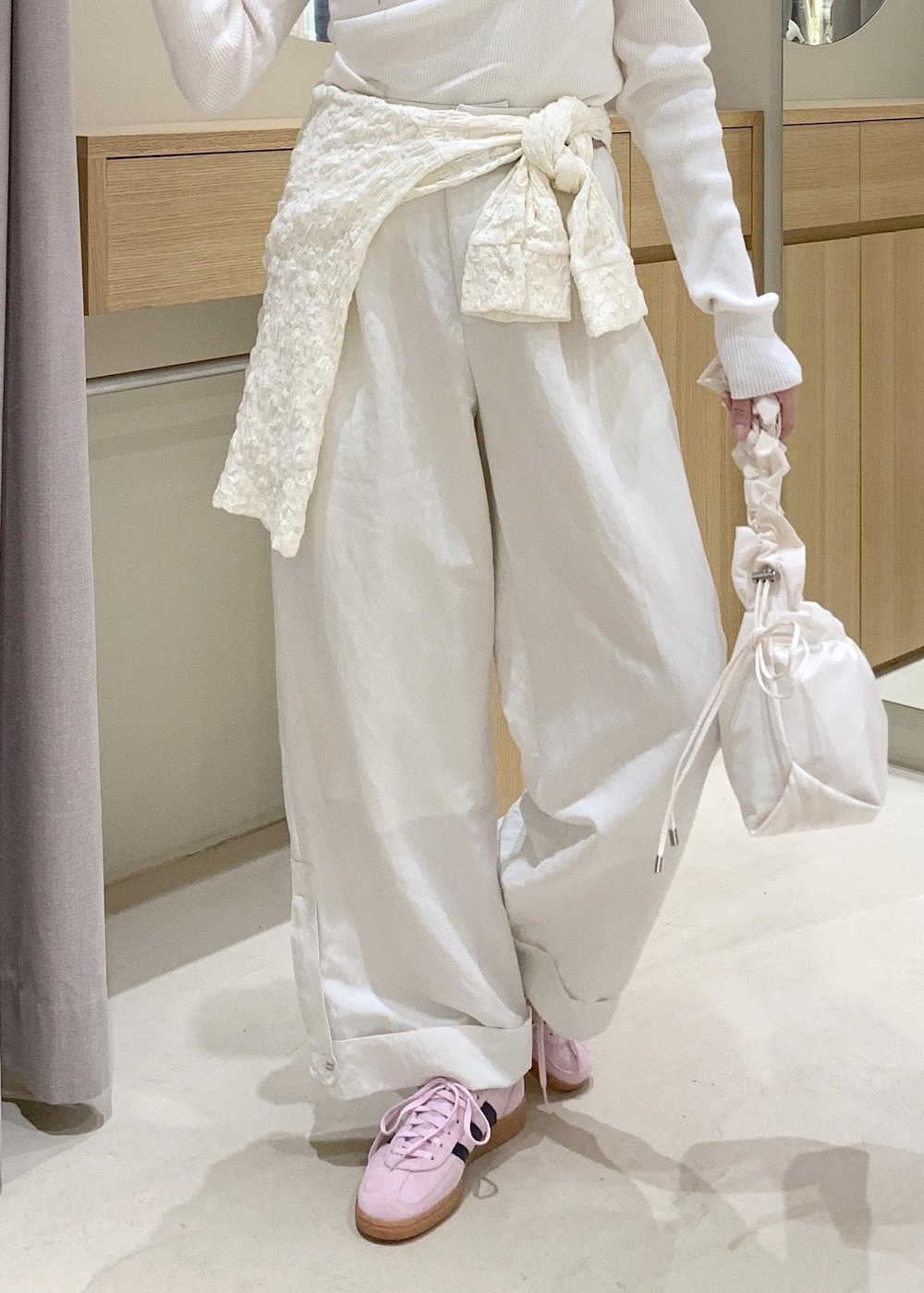 ホワイト系のシャツ/ブラウス、ホワイト系のその他パンツ、ホワイト系のショルダーバッグを着用したレディースの冬コーディネートの8枚目の写真