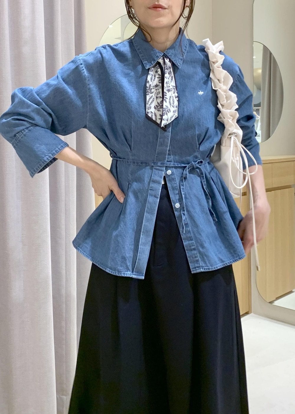 ブラック系のローファー、ブルー系のスカート、ブルー系のシャツ/ブラウスを着用したレディースの春コーディネートの6枚目の写真