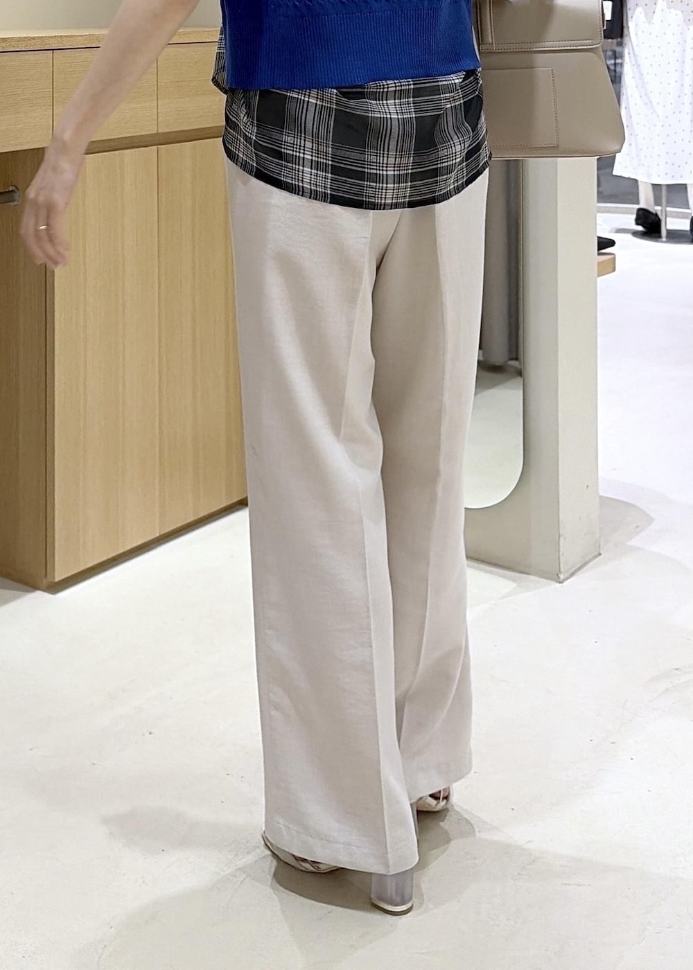 ベージュ系のハンドバッグ、ホワイト系のその他パンツ、ブラック系のシャツ/ブラウスを着用したレディースの夏コーディネートの8枚目の写真