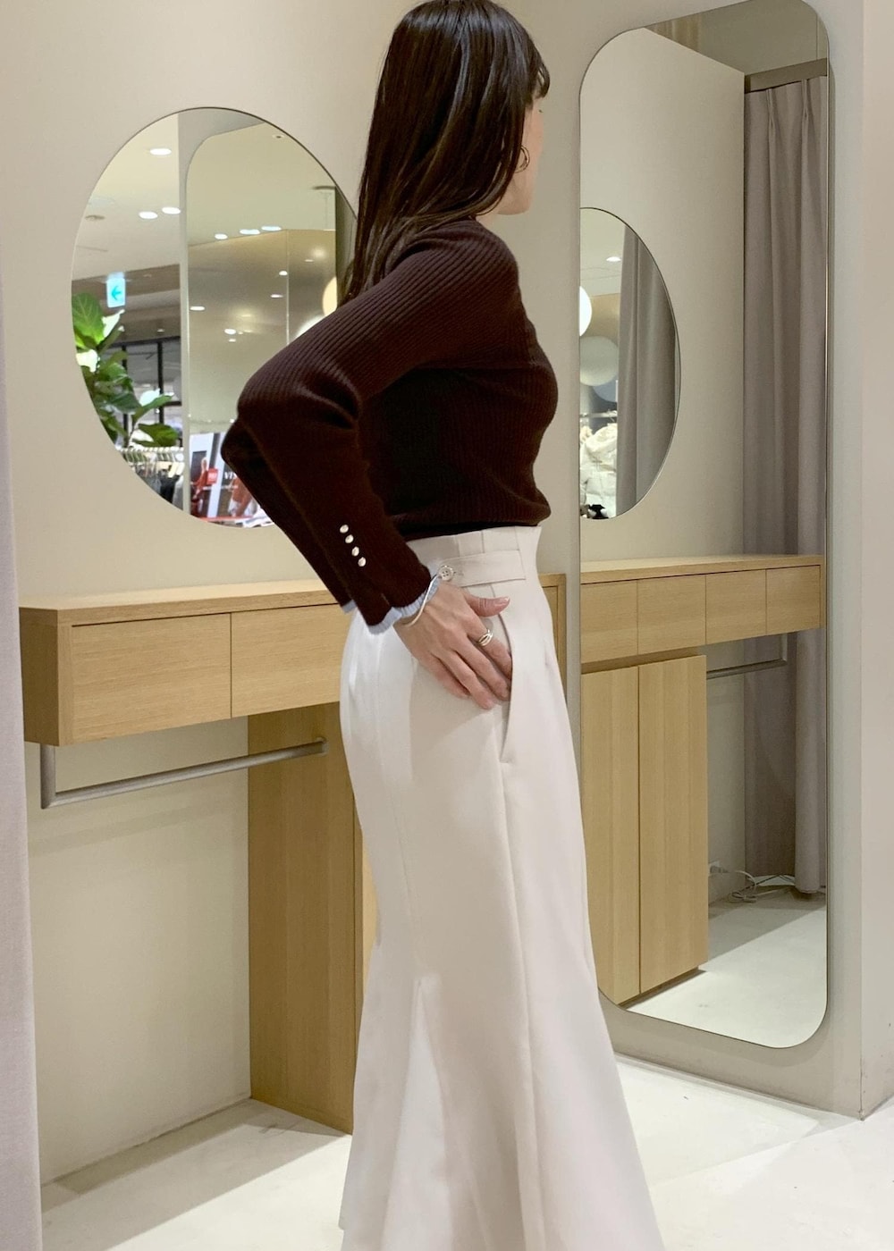 ブルー系のハンドバッグ、グレー系のその他アウター、ベージュ系のブーツを着用したレディースの冬コーディネートの8枚目の写真