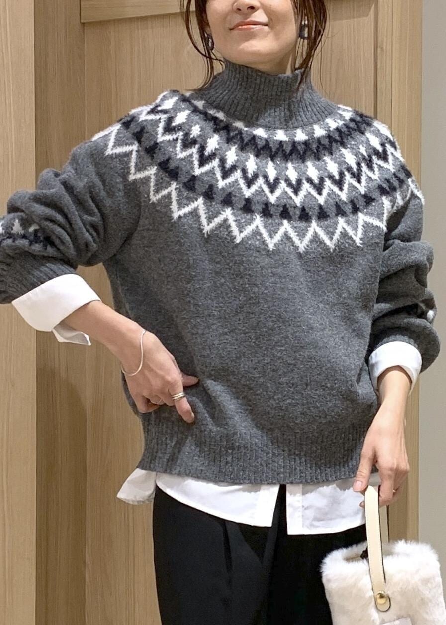 ホワイト系のショルダーバッグ、ブラック系のスラックス、ホワイト系のシャツ/ブラウスを着用したレディースの冬コーディネートの4枚目の写真