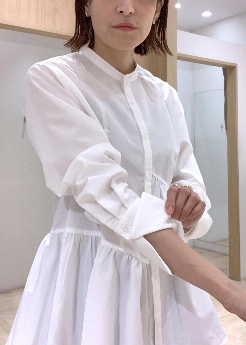 ブラック系のブーツ、ブラック系のトートバッグ、ブルー系のカーディガン/ボレロを着用したレディースの秋コーディネートの5枚目の写真