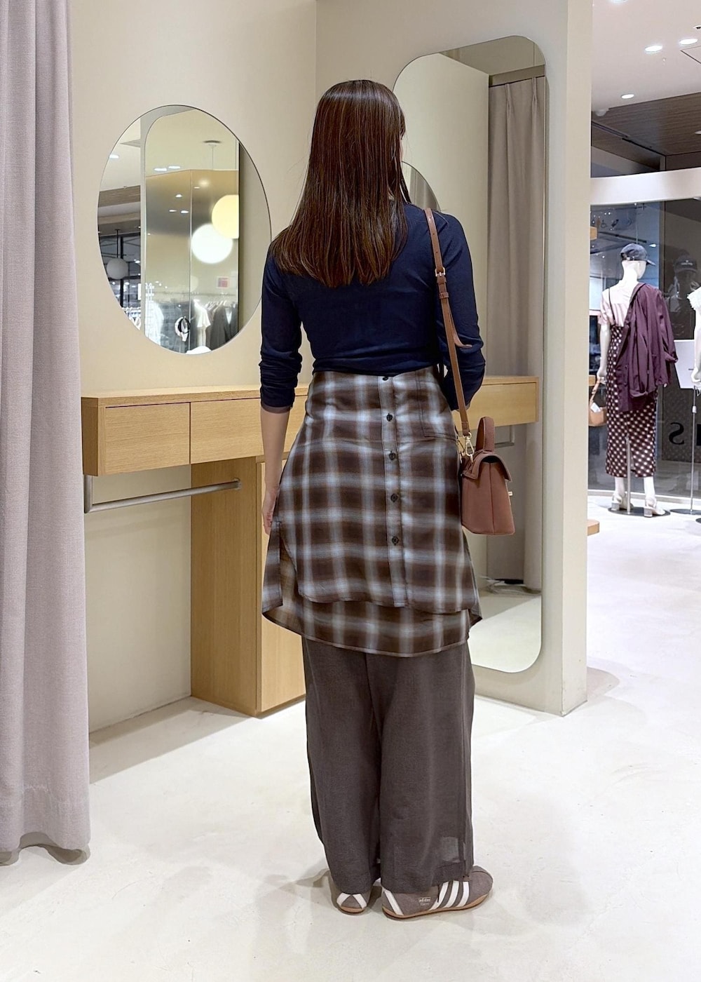 ブラウン系のシャツ/ブラウス、ブルー系のTシャツ/カットソー、ブラウン系のその他パンツを着用したレディースの夏コーディネートの2枚目の写真