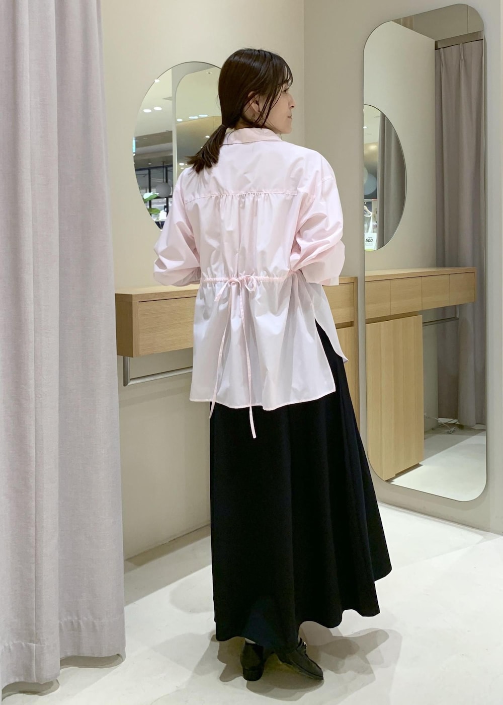 ブラック系のローファー、ホワイト系のハンドバッグ、ピンク系のシャツ/ブラウスを着用したレディースの春コーディネートの7枚目の写真