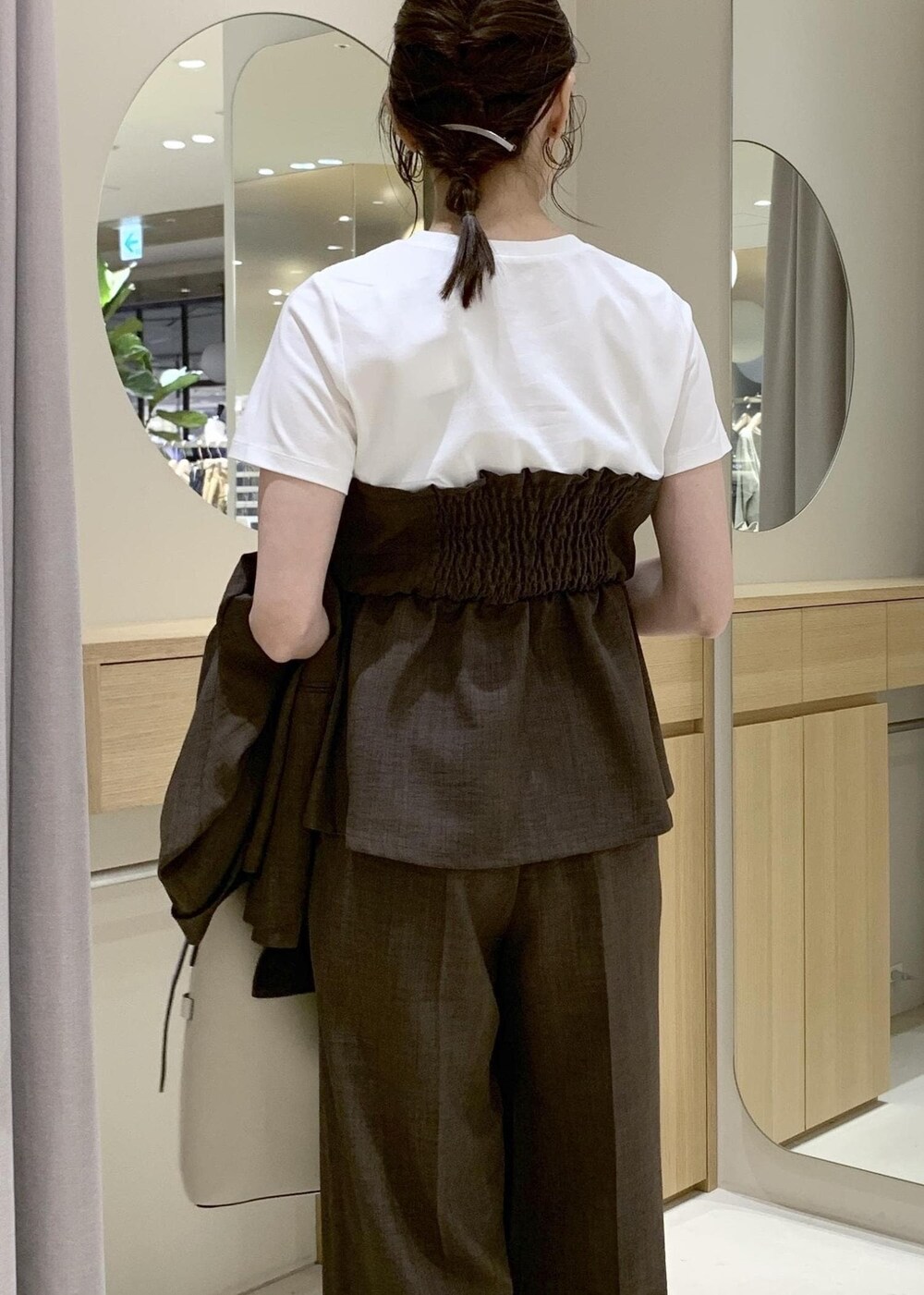 ベージュ系のトートバッグ、ブラック系のパンプスを着用したレディースの春コーディネートの10枚目の写真