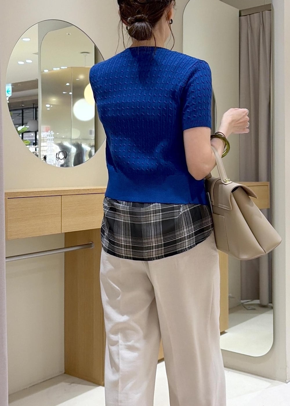 ベージュ系のハンドバッグ、ホワイト系のその他パンツ、ブラック系のシャツ/ブラウスを着用したレディースの夏コーディネートの6枚目の写真