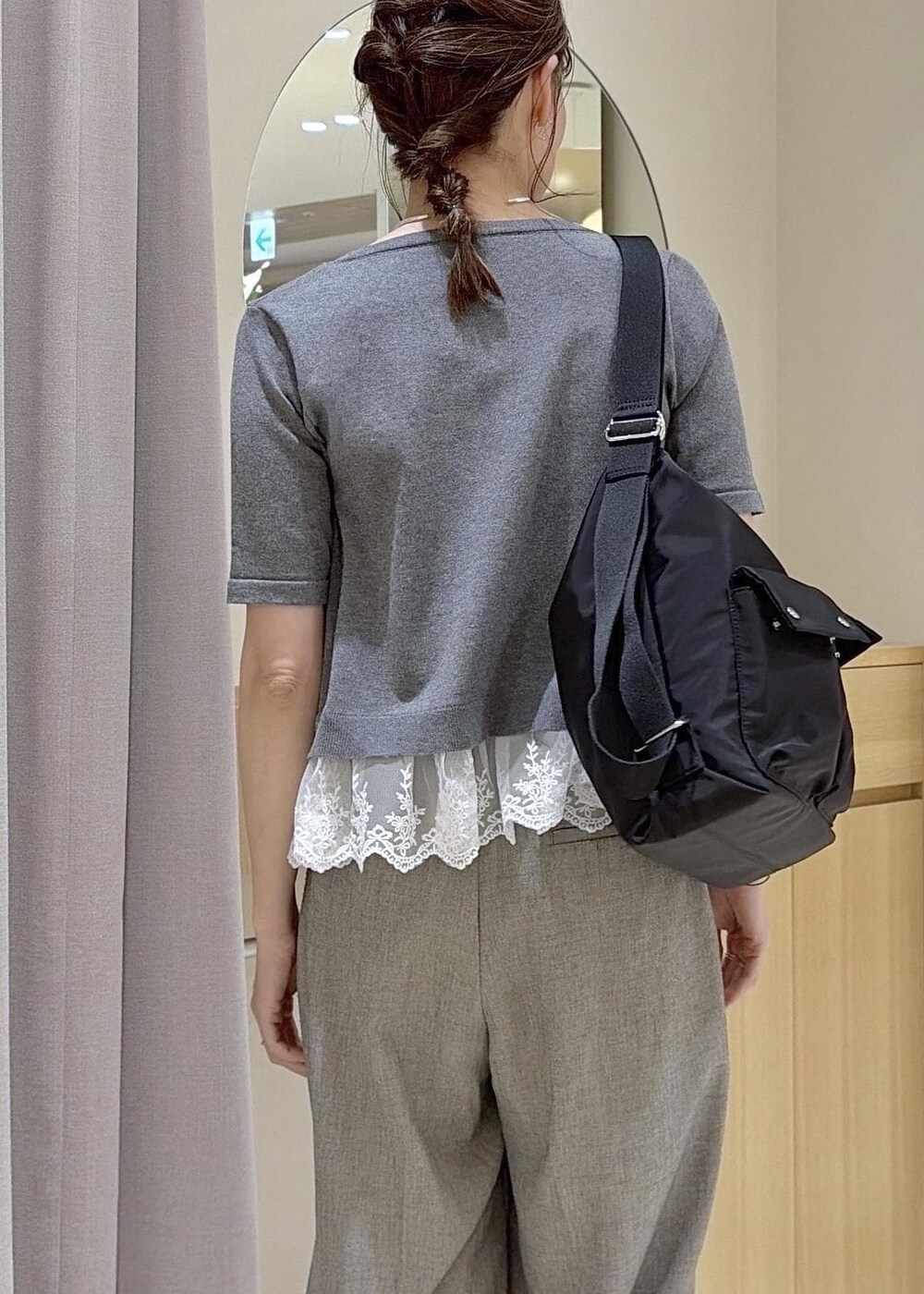 ブラック系のキャミソール、グレー系のその他パンツ、ブラック系のショルダーバッグを着用したレディースの春コーディネートの4枚目の写真