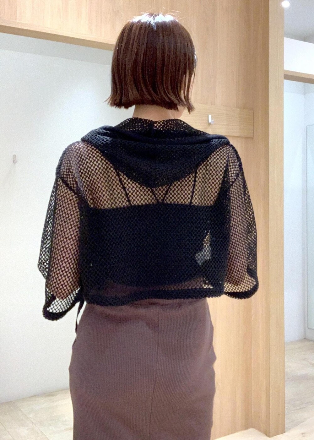 ブラック系のキャミソール、ブラック系のサンダル、シルバー系のショルダーバッグを着用したレディースの夏コーディネートの7枚目の写真