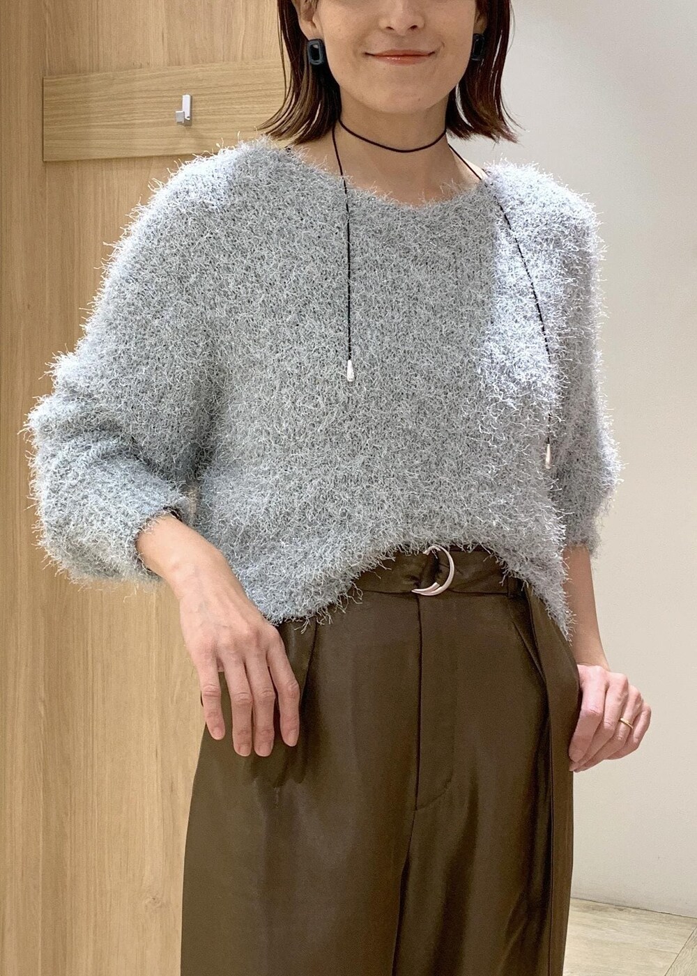 シルバー系のブーツ、グリーン系のニット/セーター、ブラウン系のその他パンツを着用したレディースの冬コーディネートの4枚目の写真