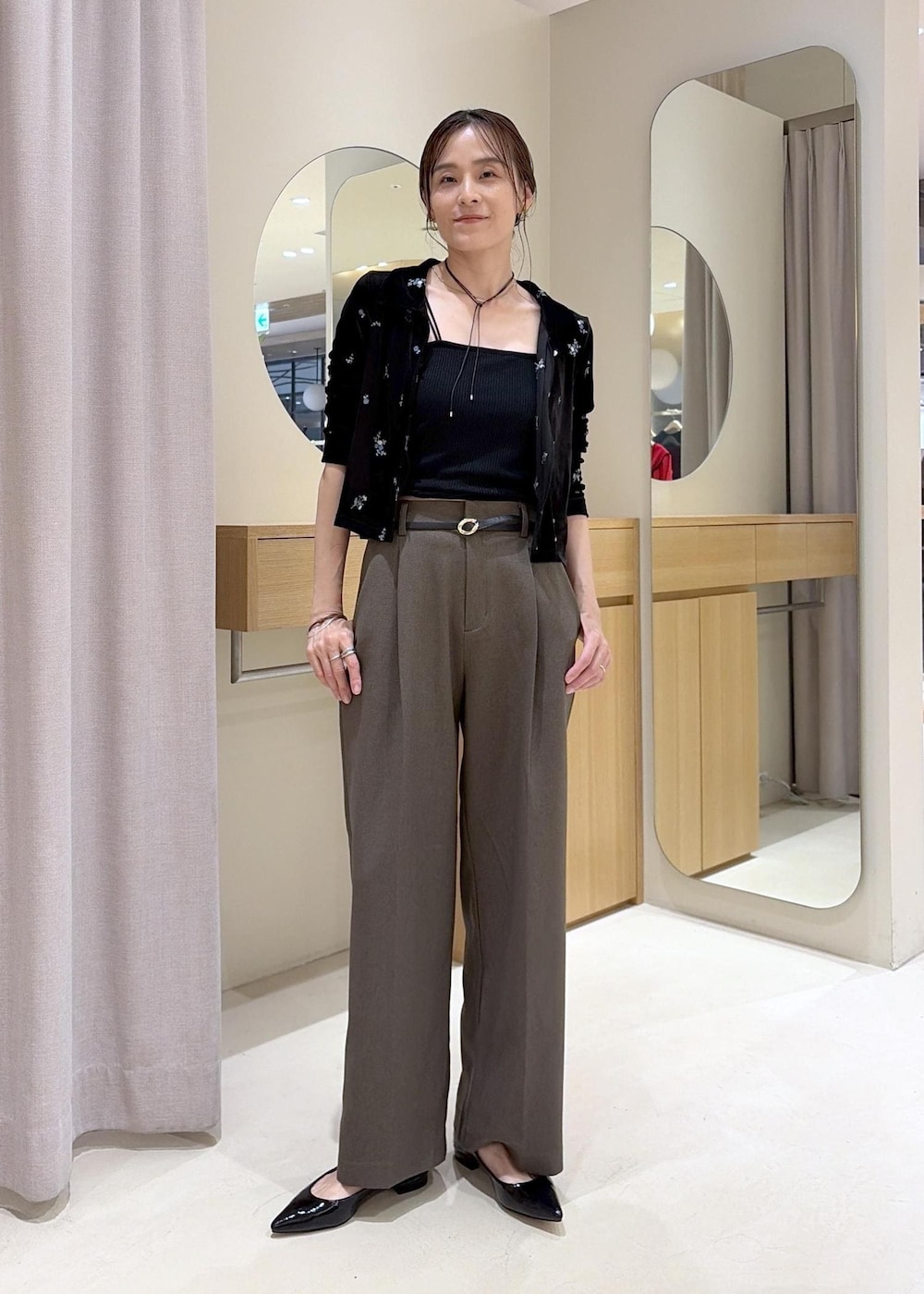 ブラック系のカーディガン/ボレロ、グリーン系のその他パンツ、グリーン系のテーラードジャケットを着用したレディースの秋コーディネートの6枚目の写真