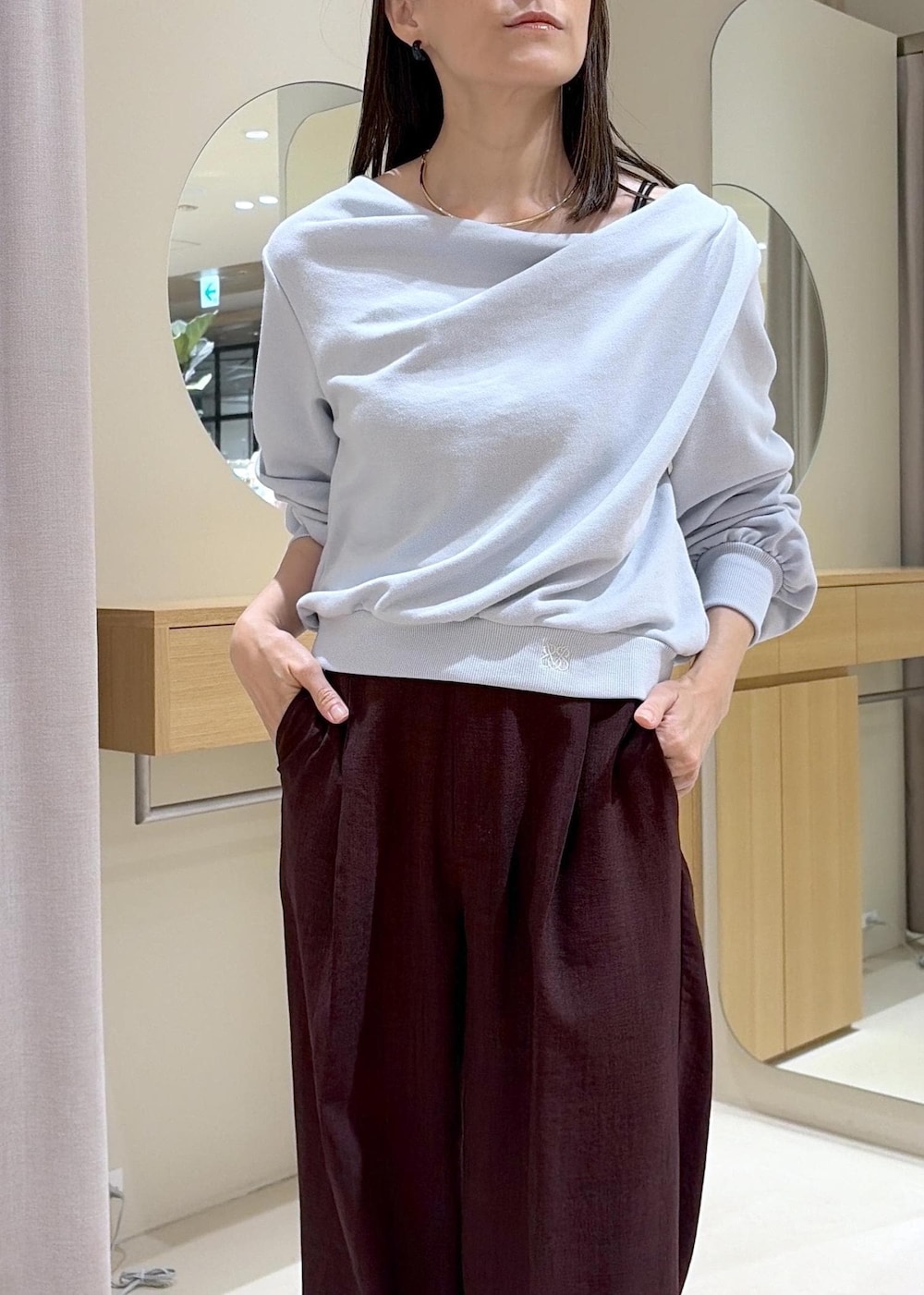 ブラウン系のシャツ/ブラウス、ブラウン系のその他パンツ、ブラック系のブーツを着用したレディースの秋コーディネートの7枚目の写真