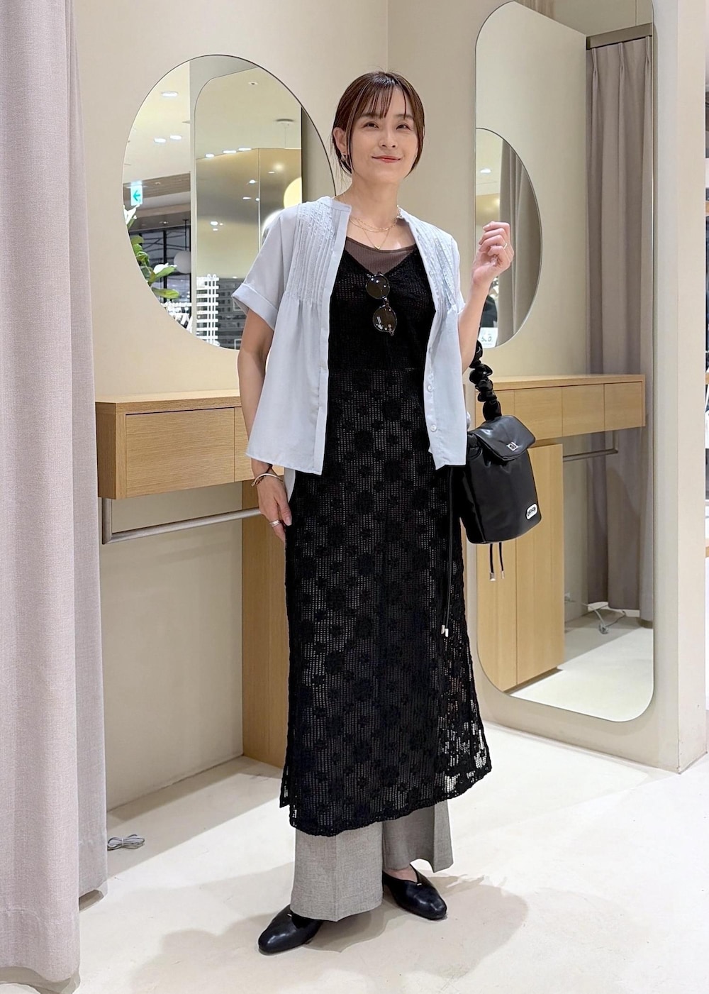 グレー系のその他パンツ、ブラック系のパンプス、ブラック系のショルダーバッグを着用したレディースの春コーディネートの2枚目の写真