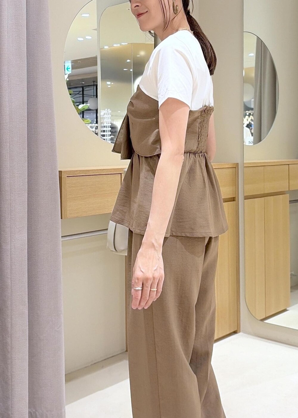ブラック系のパンプス、ブラウン系のその他パンツ、ブラウン系のTシャツ/カットソーを着用したレディースの夏コーディネートの6枚目の写真