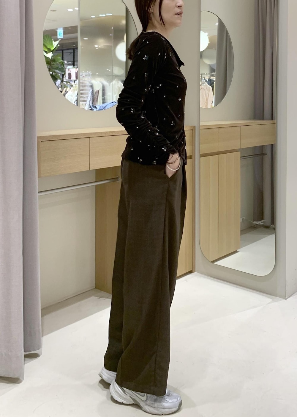 ブルー系のデニムジャケット、ブラック系のトートバッグ、ブラウン系のカーディガン/ボレロを着用したレディースの春コーディネートの8枚目の写真