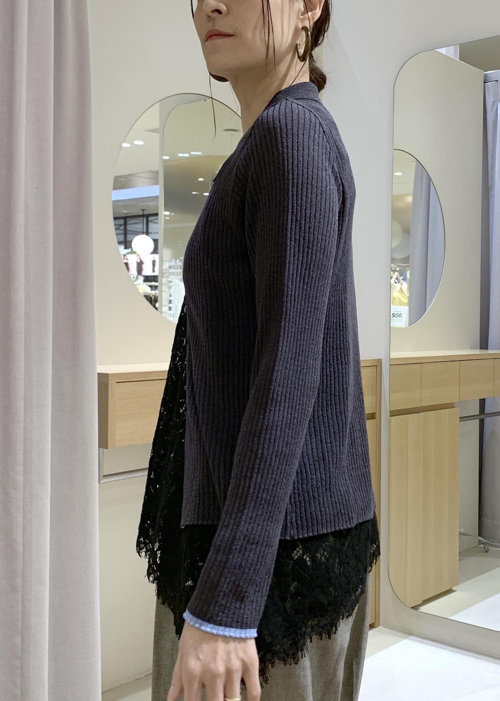 ホワイト系のショルダーバッグ、グレー系のその他パンツ、ブラック系のキャミソールを着用したレディースの春コーディネートの6枚目の写真