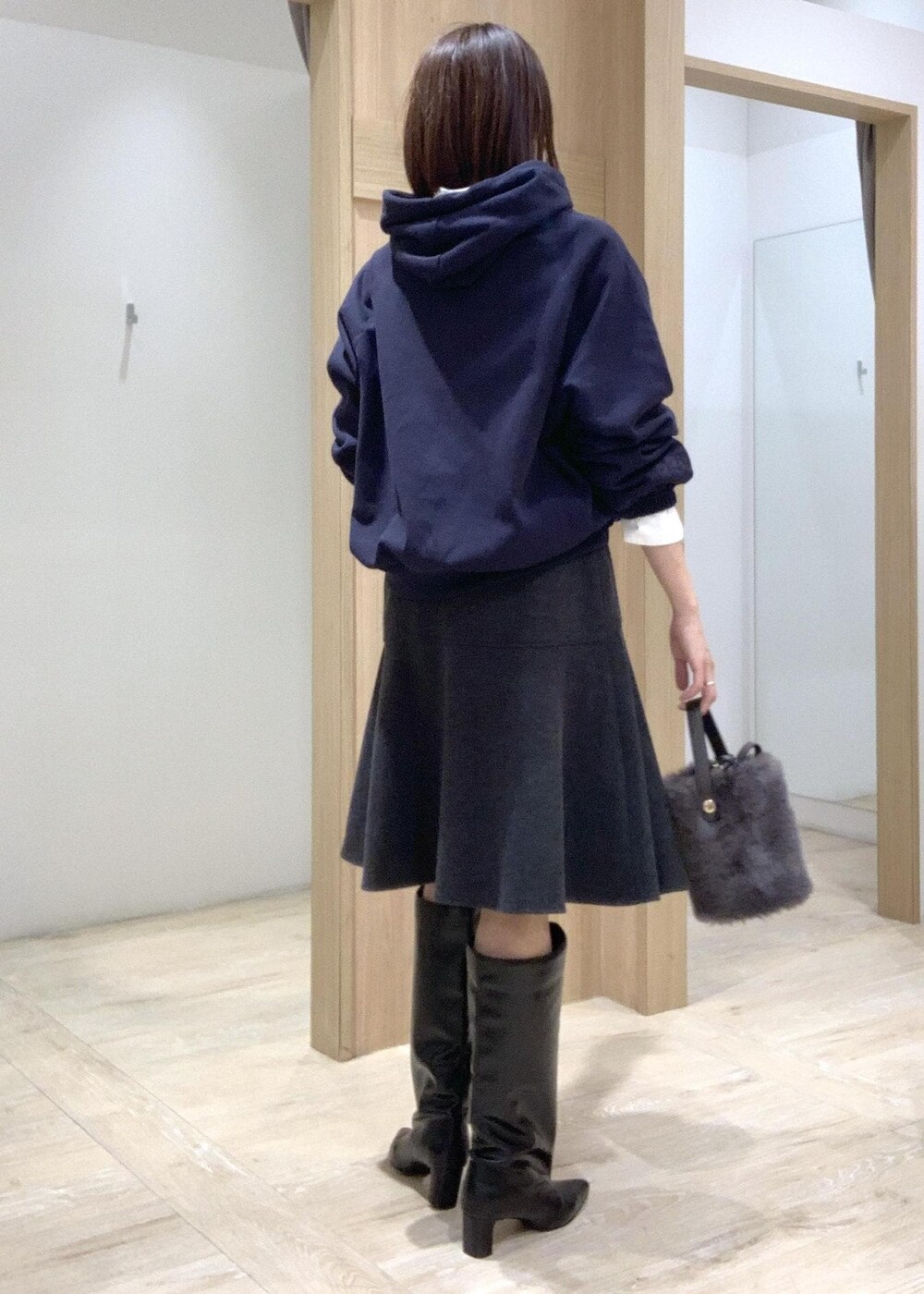 ブラック系のブーツ、グレー系のショルダーバッグ、ホワイト系のシャツ/ブラウスを着用したレディースの秋コーディネートの5枚目の写真