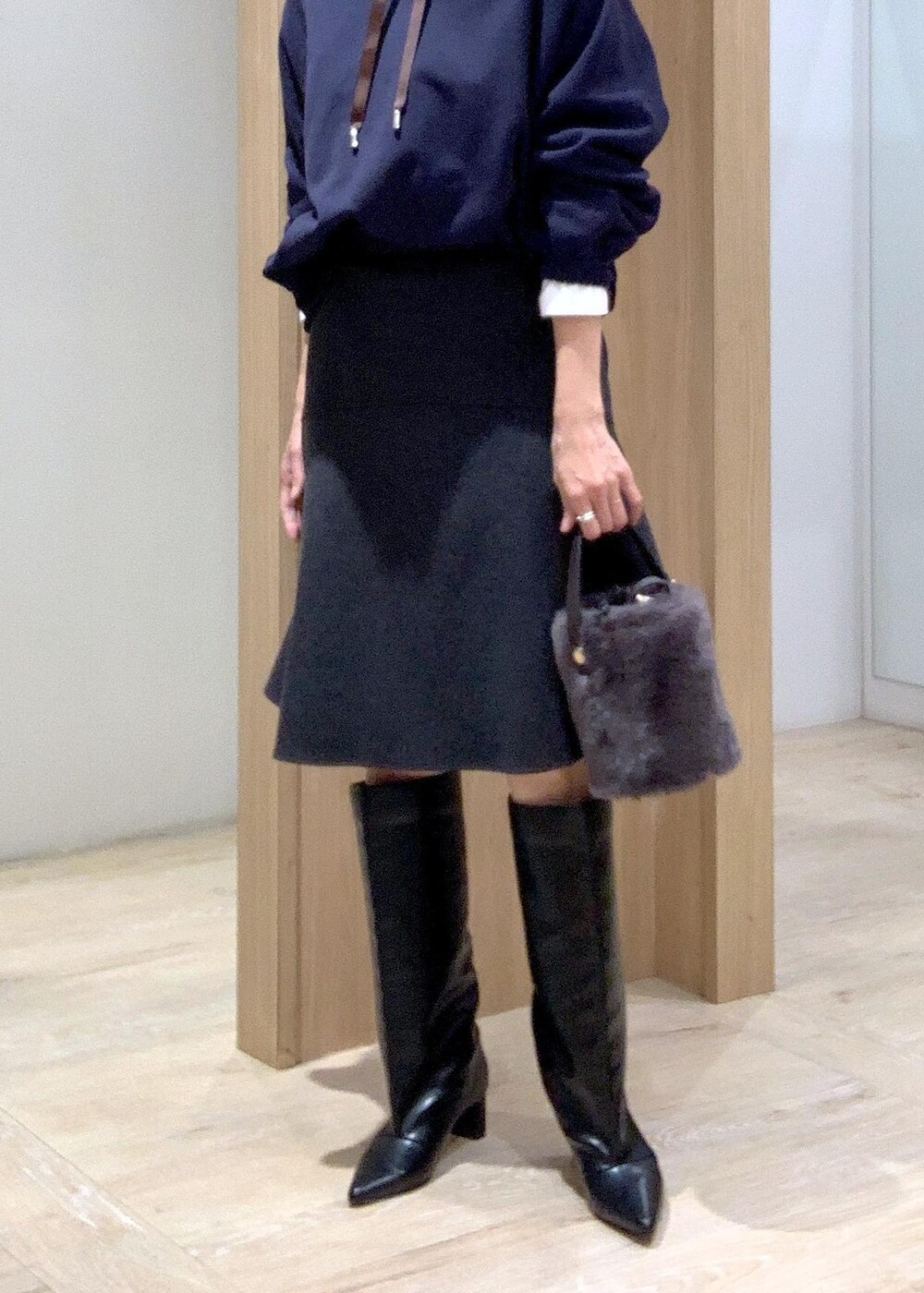 ブラック系のブーツ、グレー系のショルダーバッグ、ホワイト系のシャツ/ブラウスを着用したレディースの秋コーディネートの8枚目の写真