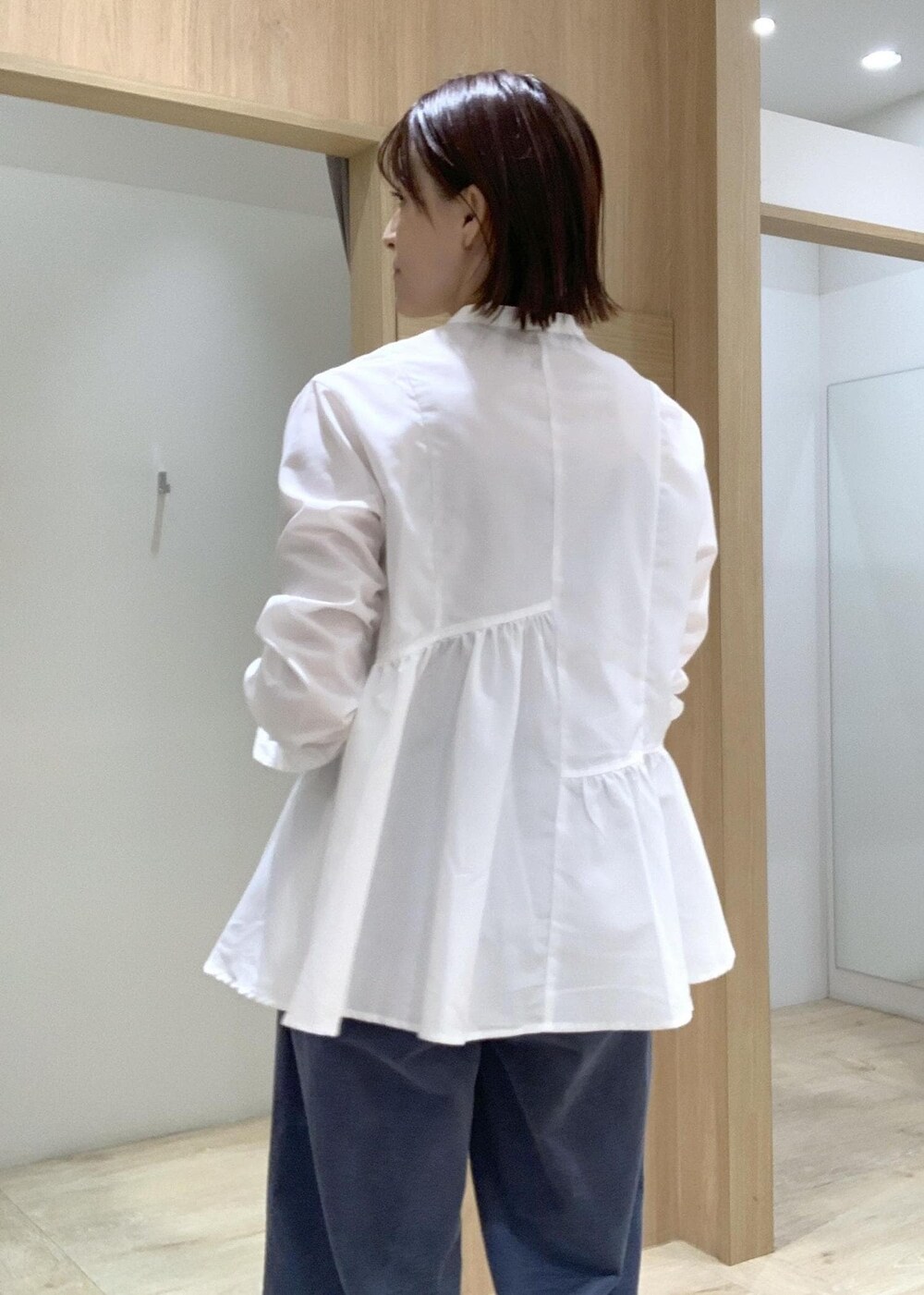 ブラック系のブーツ、ブラック系のトートバッグ、ブルー系のカーディガン/ボレロを着用したレディースの秋コーディネートの4枚目の写真