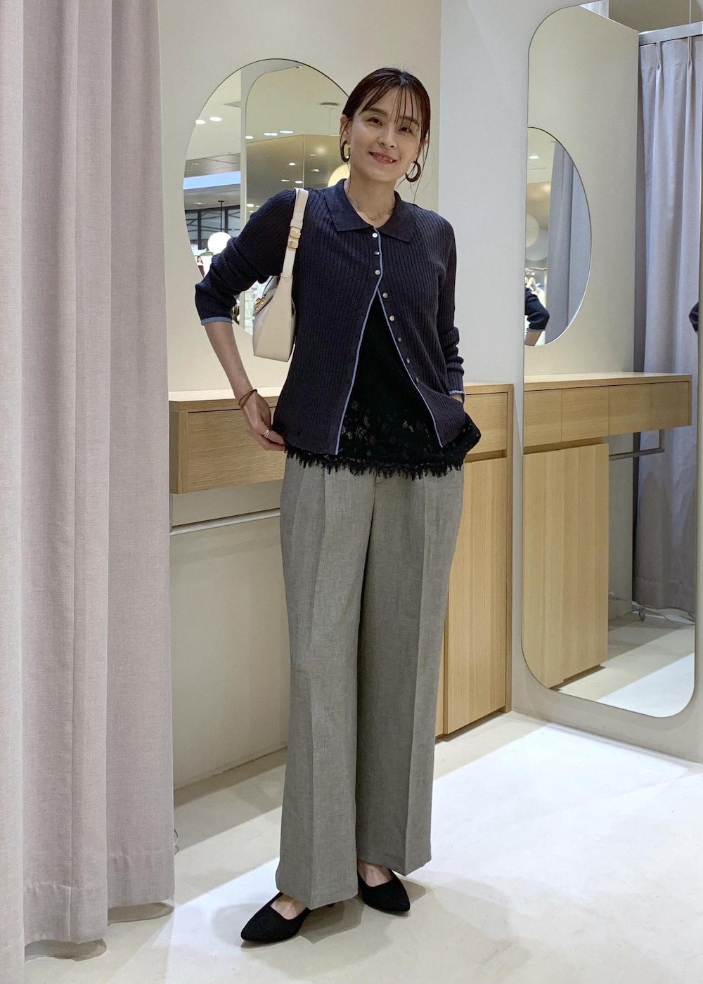 ホワイト系のショルダーバッグ、グレー系のその他パンツ、ブラック系のキャミソールを着用したレディースの春コーディネートの2枚目の写真