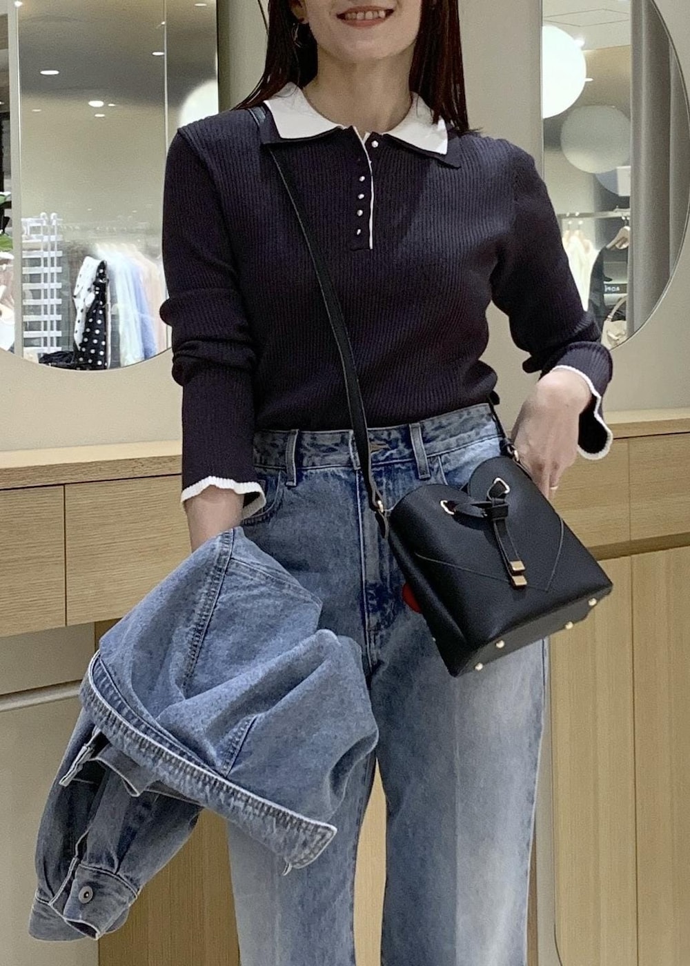 ブラック系のローファー、ブルー系のデニムジャケット、ブルー系のデニムパンツを着用したレディースの冬コーディネートの5枚目の写真