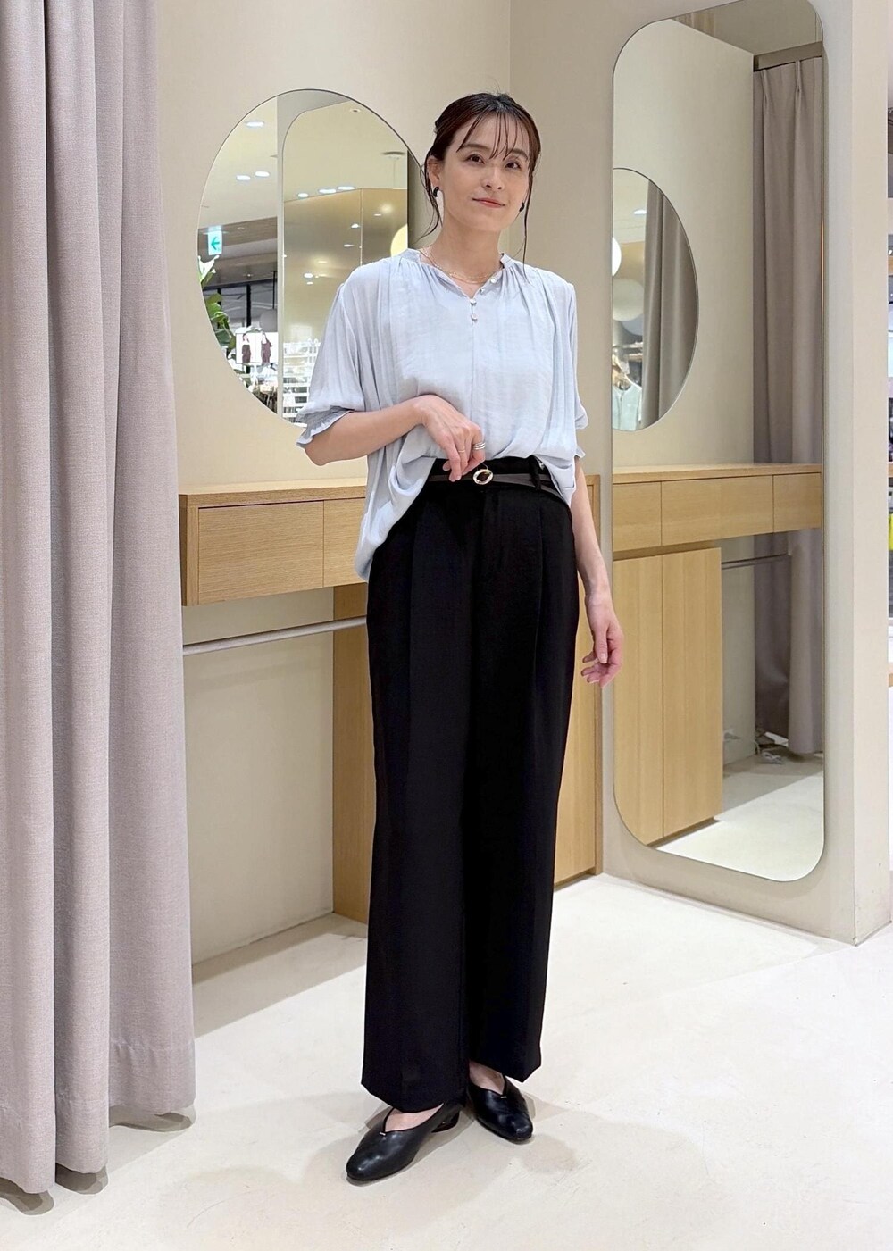 ブラック系のパンプス、ブルー系のシャツ/ブラウス、ブラック系のその他パンツを着用したレディースの春コーディネートの2枚目の写真