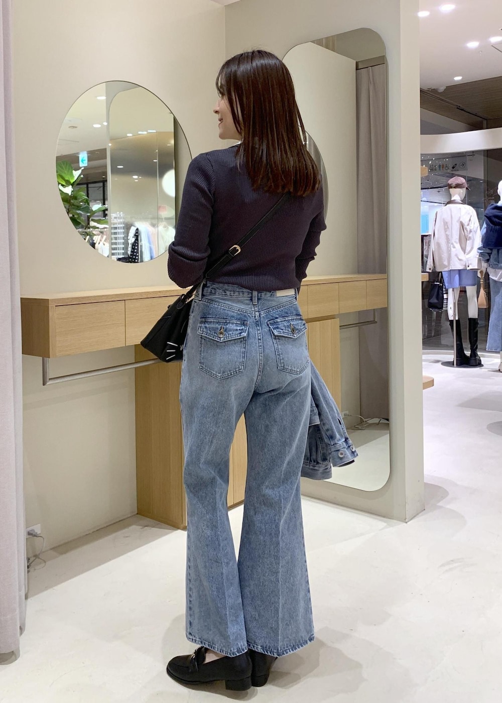 ブラック系のローファー、ブルー系のデニムジャケット、ブルー系のデニムパンツを着用したレディースの冬コーディネートの2枚目の写真