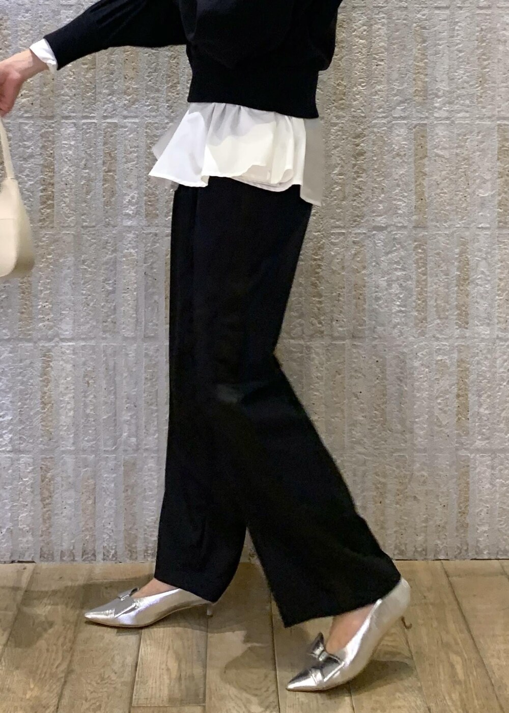 シルバー系のパンプス、ホワイト系のシャツ/ブラウス、ホワイト系のハンドバッグを着用したレディースの冬コーディネートの9枚目の写真