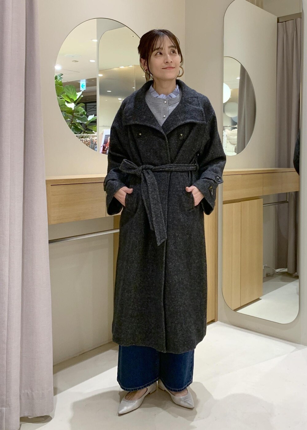 ブルー系のデニムパンツ、グレー系のその他アウター、ブラック系のショルダーバッグを着用したレディースの冬コーディネートの8枚目の写真