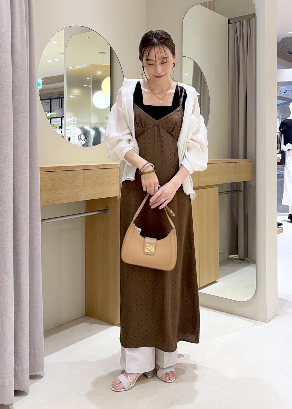 イエロー系のショルダーバッグ、ホワイト系のその他パンツ、ホワイト系のシャツ/ブラウスを着用したレディースの夏コーディネートの8枚目の写真