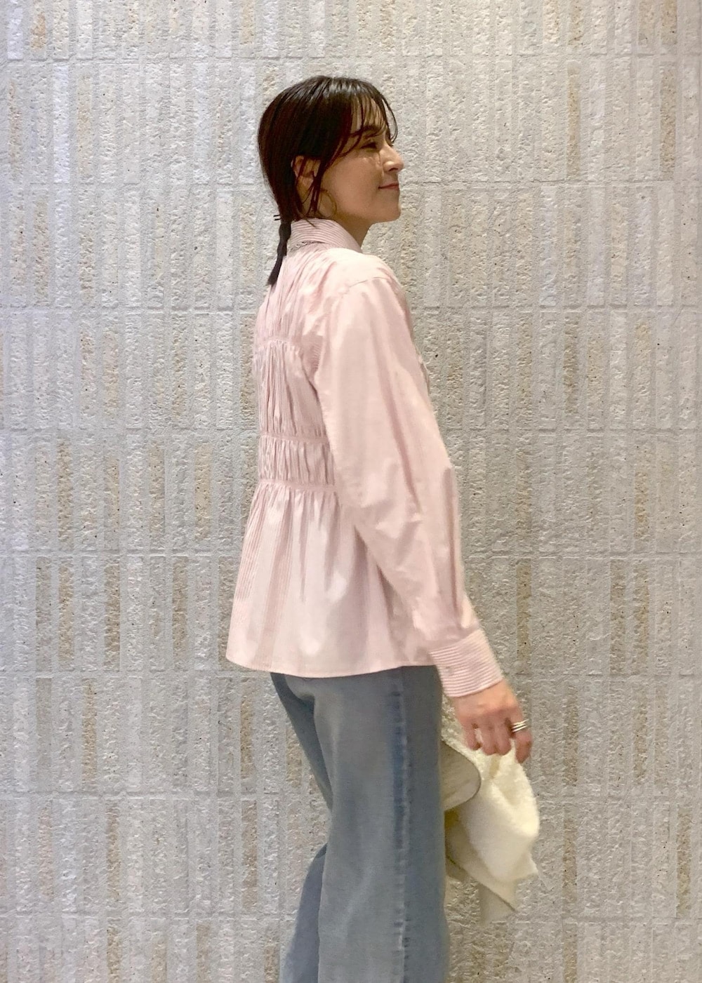 ベージュ系のブーツ、ブルー系のデニムパンツ、ピンク系のシャツ/ブラウスを着用したレディースの冬コーディネートの8枚目の写真