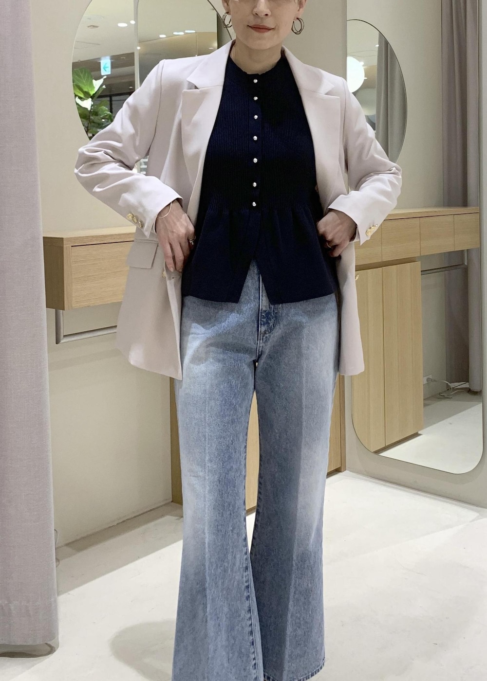 ブルー系のカーディガン/ボレロ、ブルー系のデニムパンツ、ベージュ系のテーラードジャケットを着用したレディースの冬コーディネートの6枚目の写真