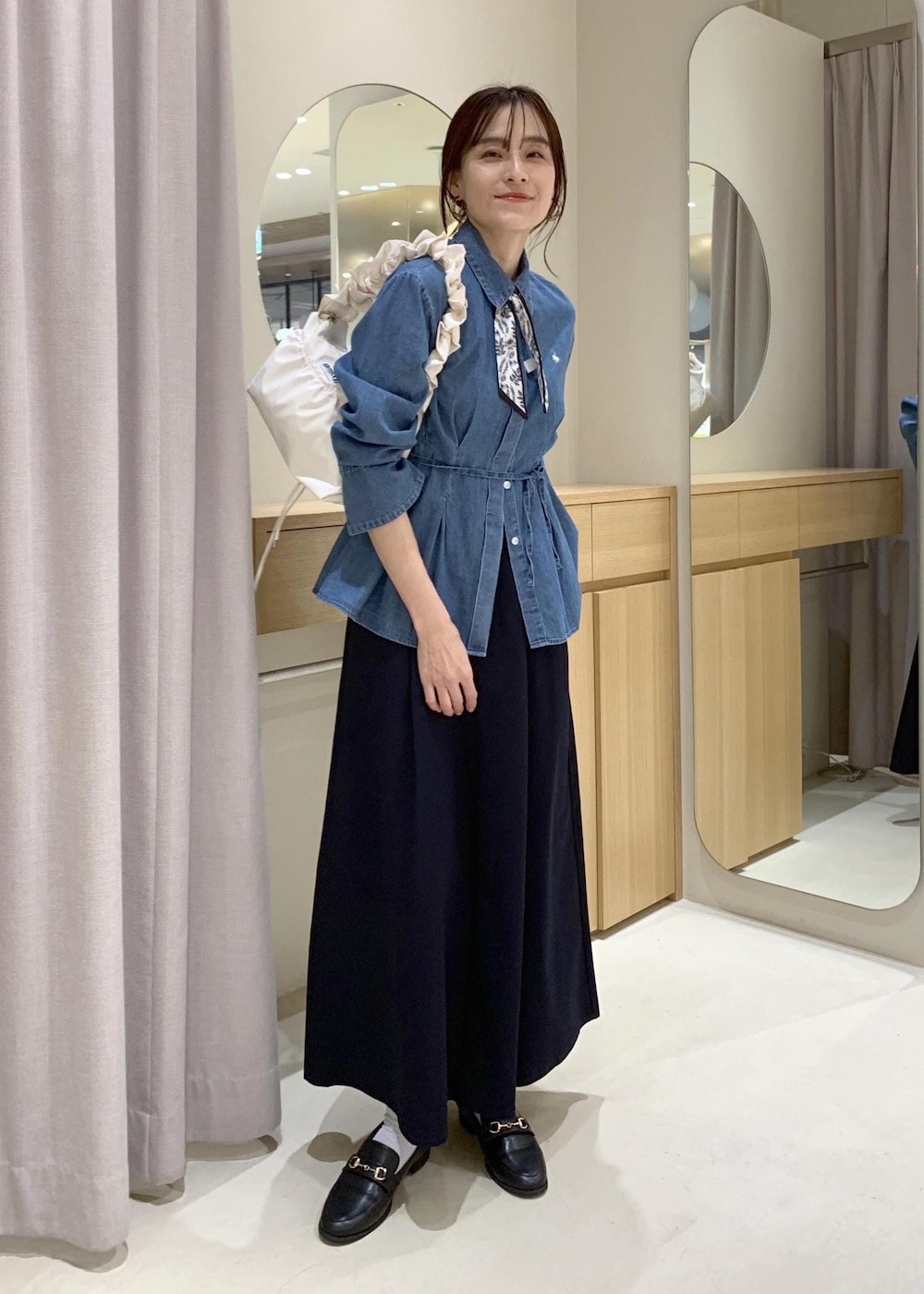 ブラック系のローファー、ブルー系のスカート、ブルー系のシャツ/ブラウスを着用したレディースの春コーディネートの2枚目の写真