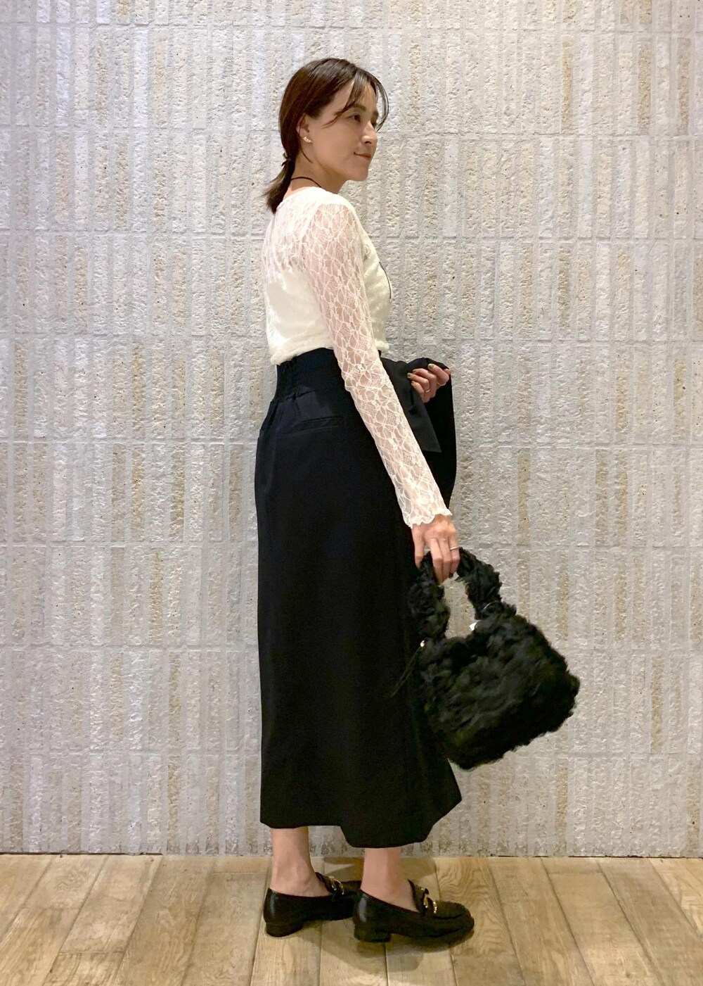 ブルー系のスカート、ホワイト系のTシャツ/カットソー、ブラック系のローファーを着用したレディースの冬コーディネートの8枚目の写真