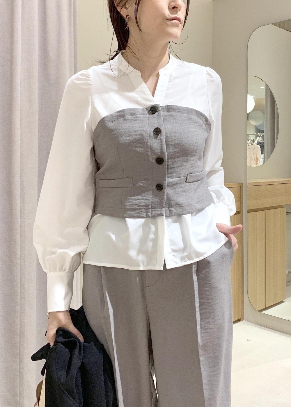 ベージュ系のショルダーバッグ、ブラック系のブルゾン、グレー系のシャツ/ブラウスを着用したレディースの春コーディネートの8枚目の写真