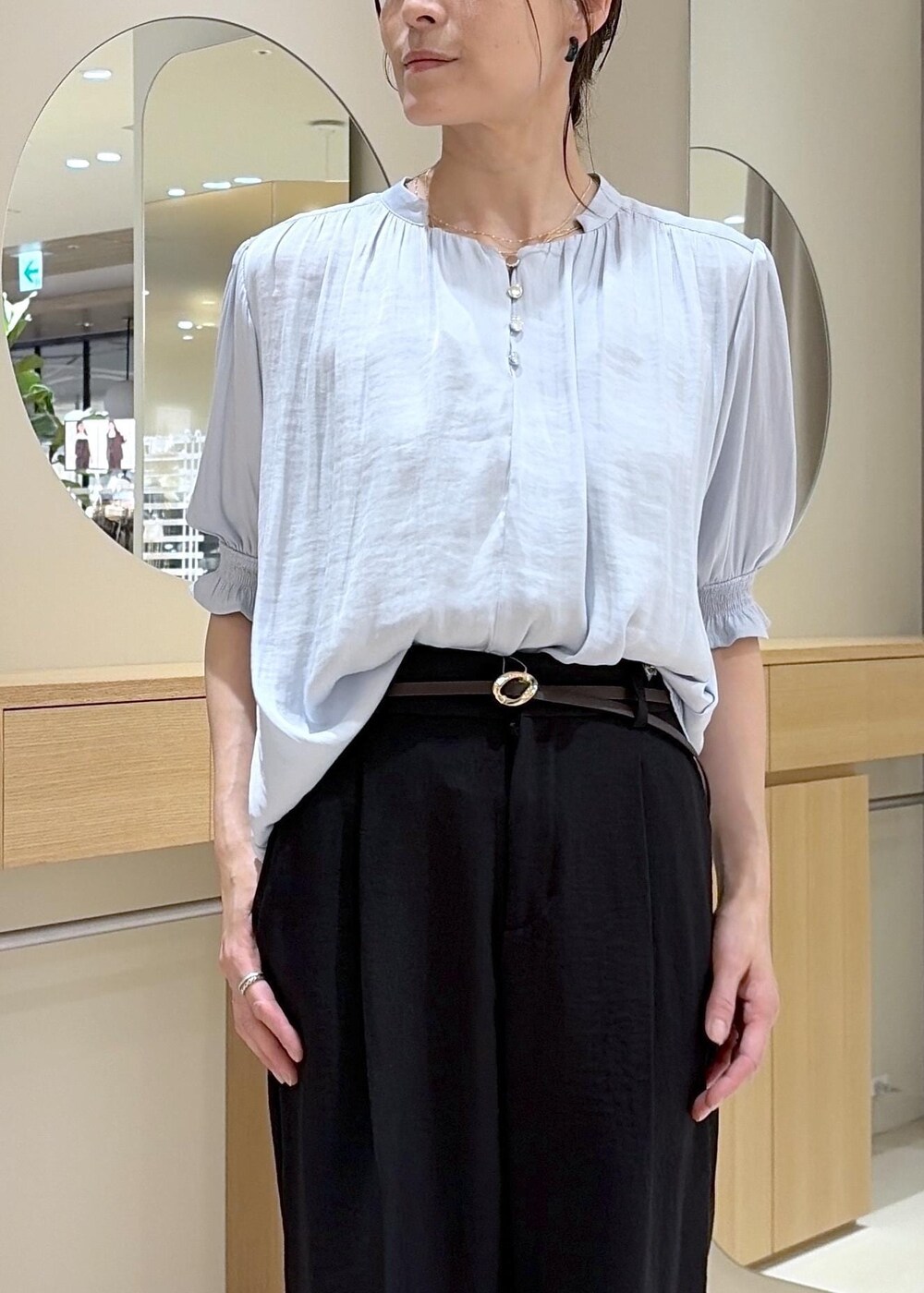 ブラック系のパンプス、ブルー系のシャツ/ブラウス、ブラック系のその他パンツを着用したレディースの春コーディネートの4枚目の写真