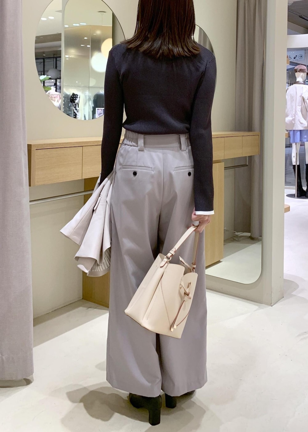 ベージュ系のショルダーバッグ、ブラック系のパンプス、ベージュ系のテーラードジャケットを着用したレディースの春コーディネートの8枚目の写真