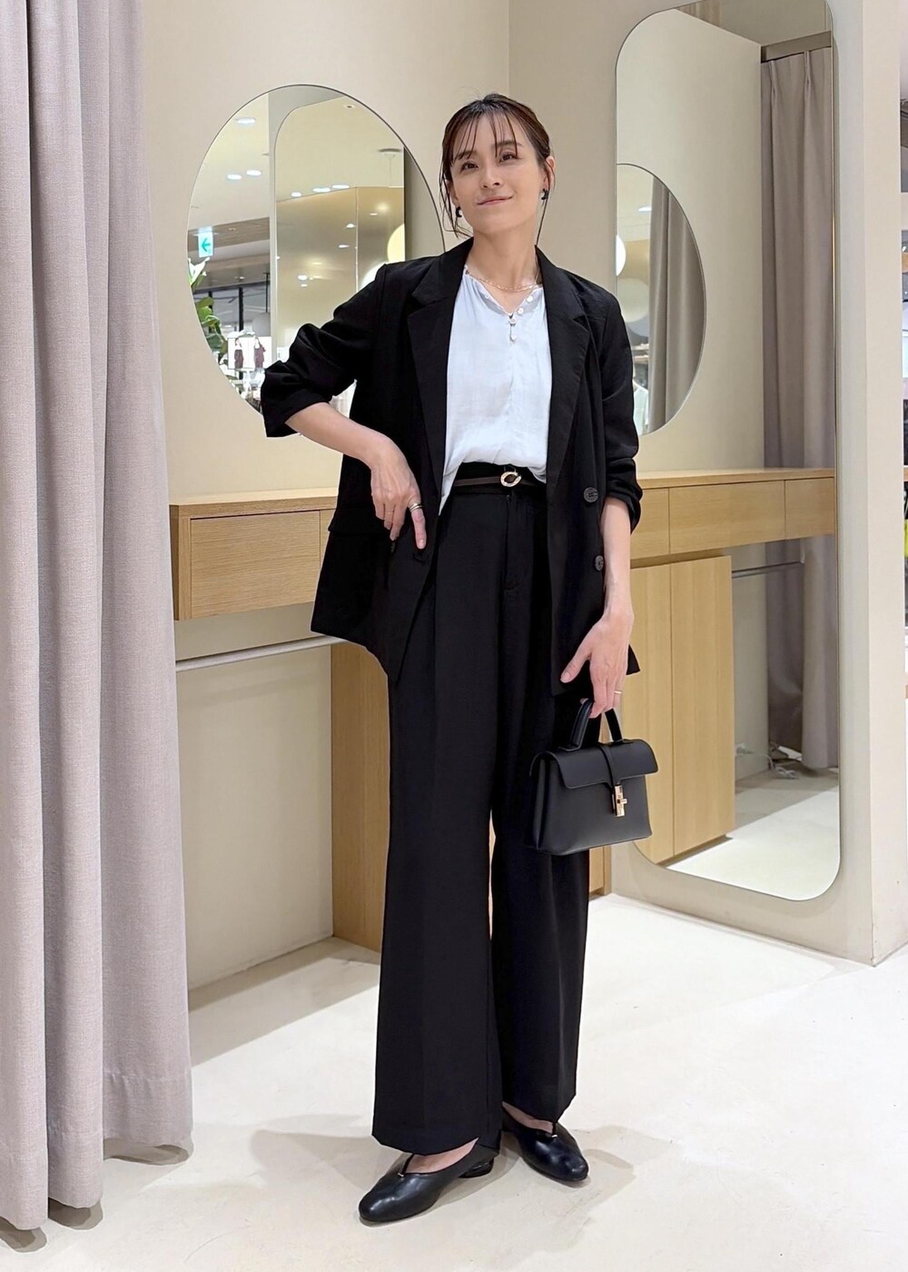 ブラック系のパンプス、ブルー系のシャツ/ブラウス、ブラック系のその他パンツを着用したレディースの春コーディネートの8枚目の写真