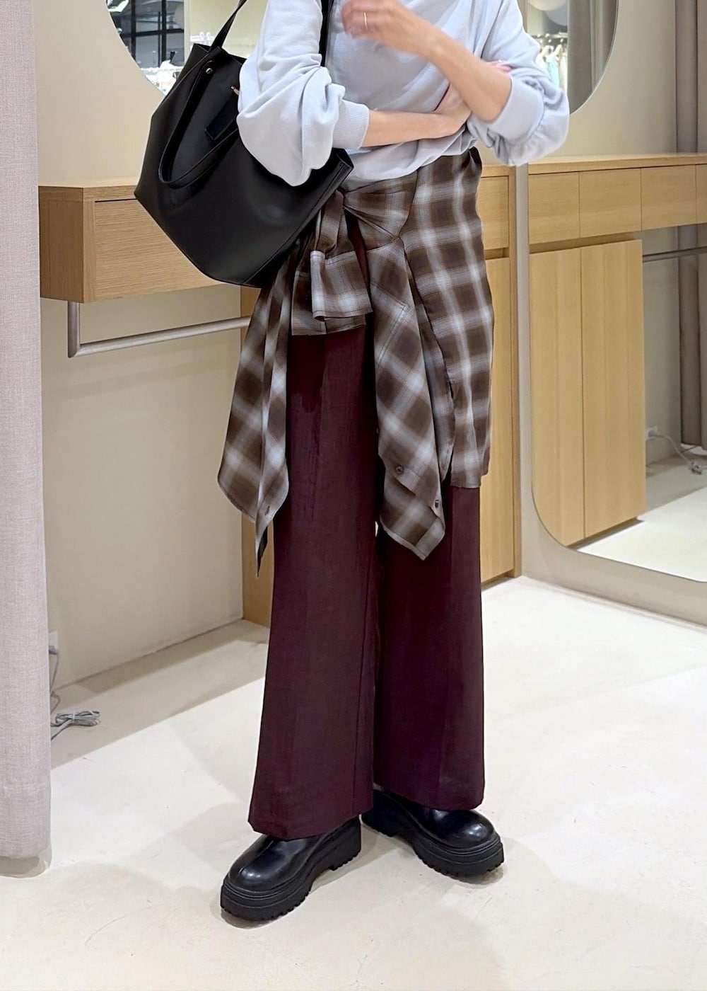 ブラウン系のシャツ/ブラウス、ブラウン系のその他パンツ、ブラック系のブーツを着用したレディースの秋コーディネートの9枚目の写真