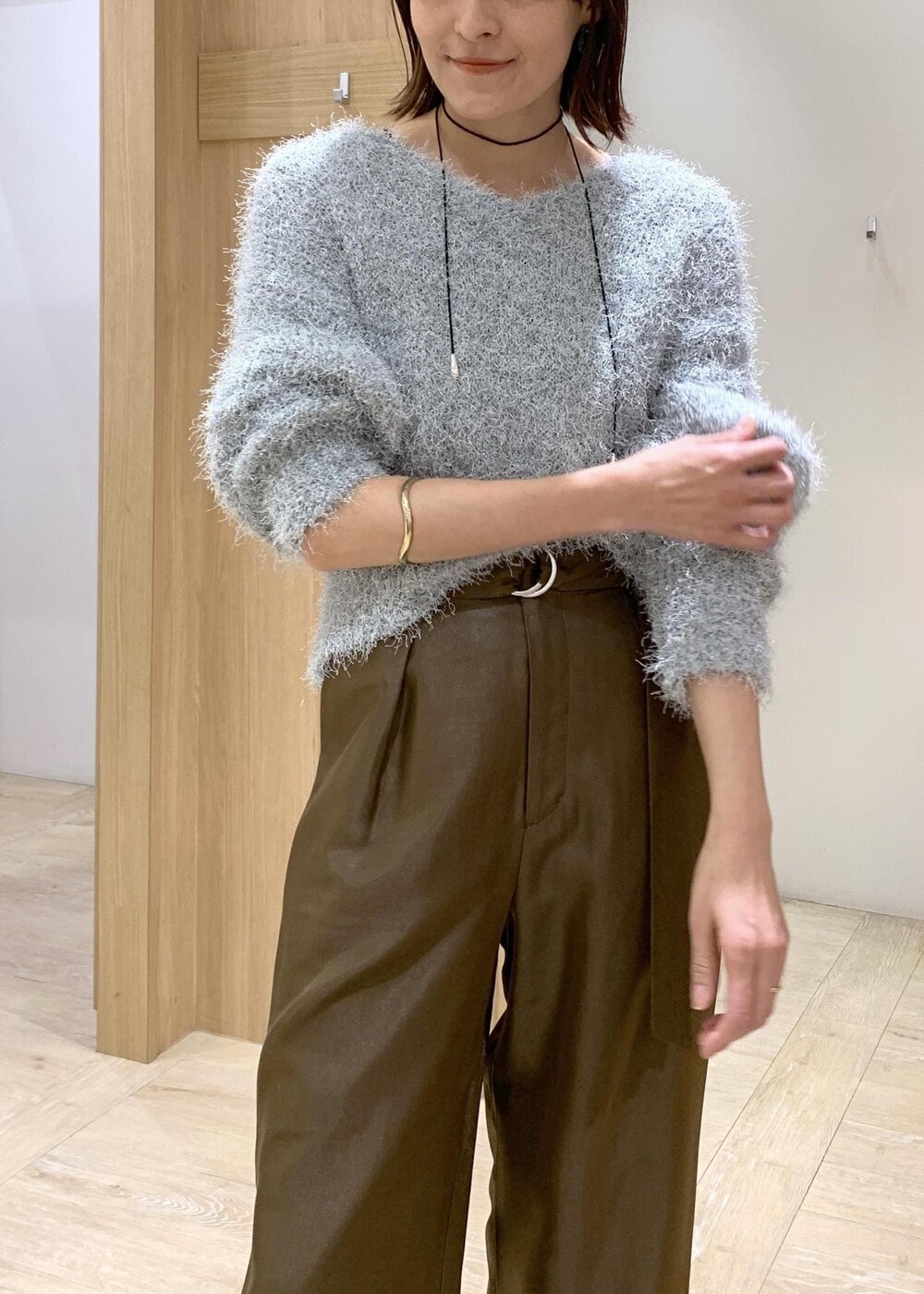 シルバー系のブーツ、グリーン系のニット/セーター、ブラウン系のその他パンツを着用したレディースの冬コーディネートの5枚目の写真