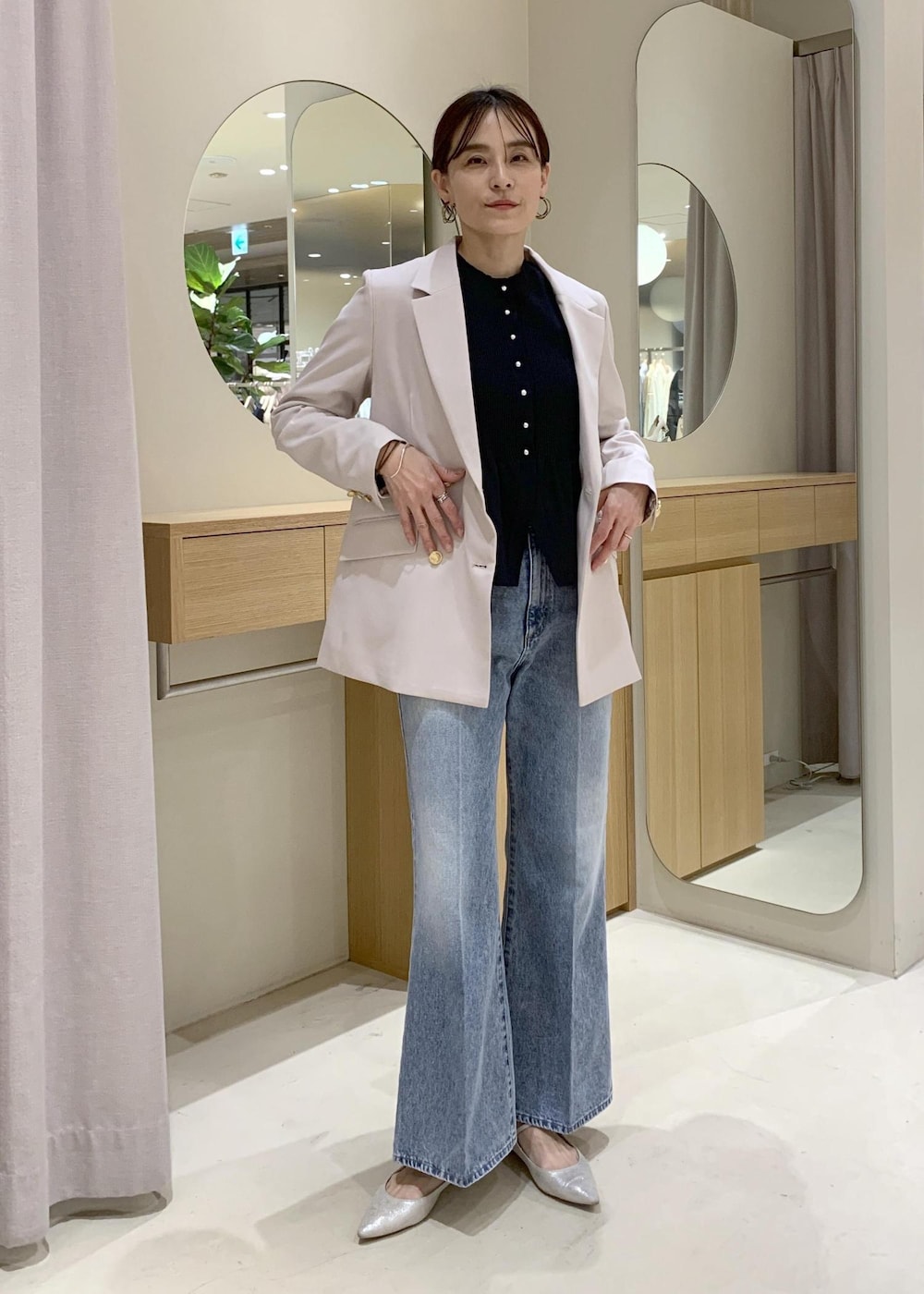 ブルー系のカーディガン/ボレロ、ブルー系のデニムパンツ、ベージュ系のテーラードジャケットを着用したレディースの冬コーディネートの5枚目の写真