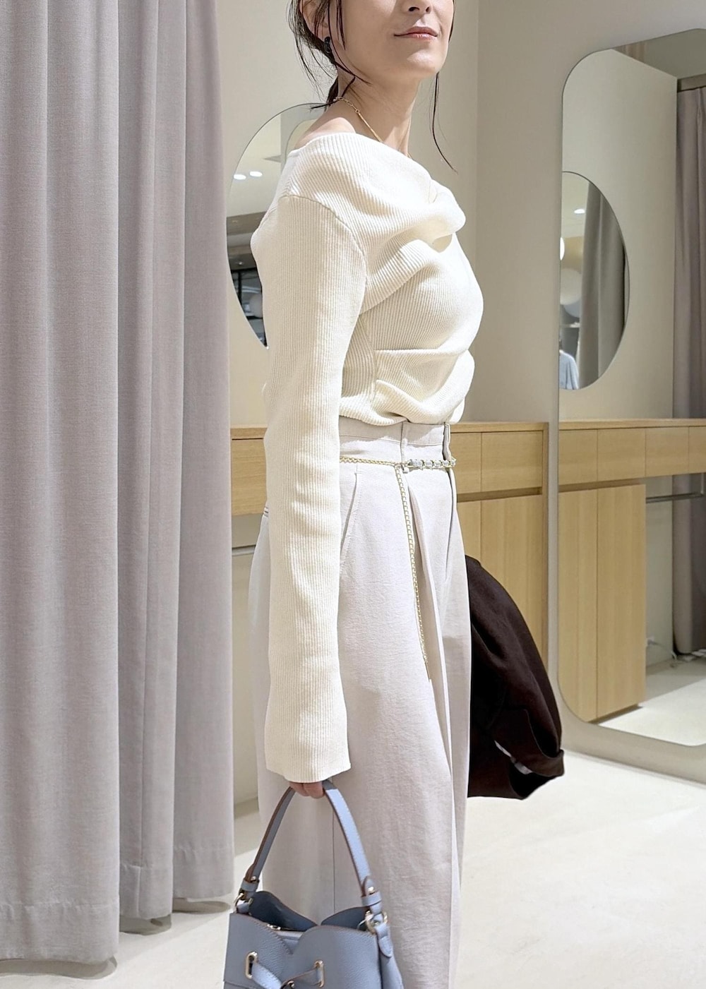 ホワイト系のその他パンツ、シルバー系のパンプス、ホワイト系のニット/セーターを着用したレディースの秋コーディネートの3枚目の写真