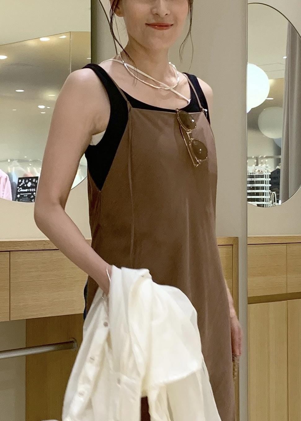 イエロー系のサンダル、ブラウン系のワンピース、ブラック系のタンクトップを着用したレディースの夏コーディネートの5枚目の写真