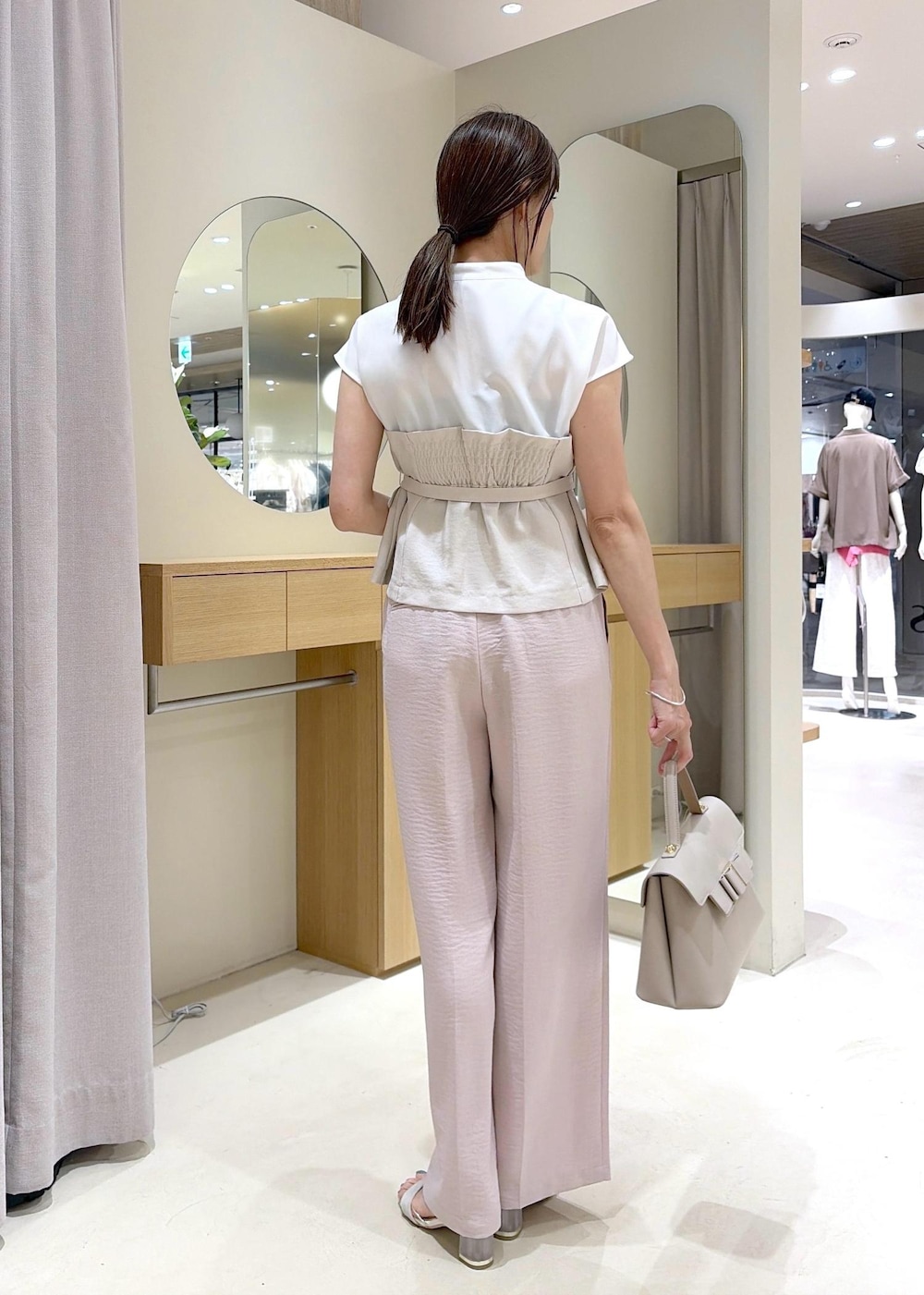 ベージュ系のハンドバッグ、ピンク系のその他パンツ、ピンク系のテーラードジャケットを着用したレディースの夏コーディネートの8枚目の写真