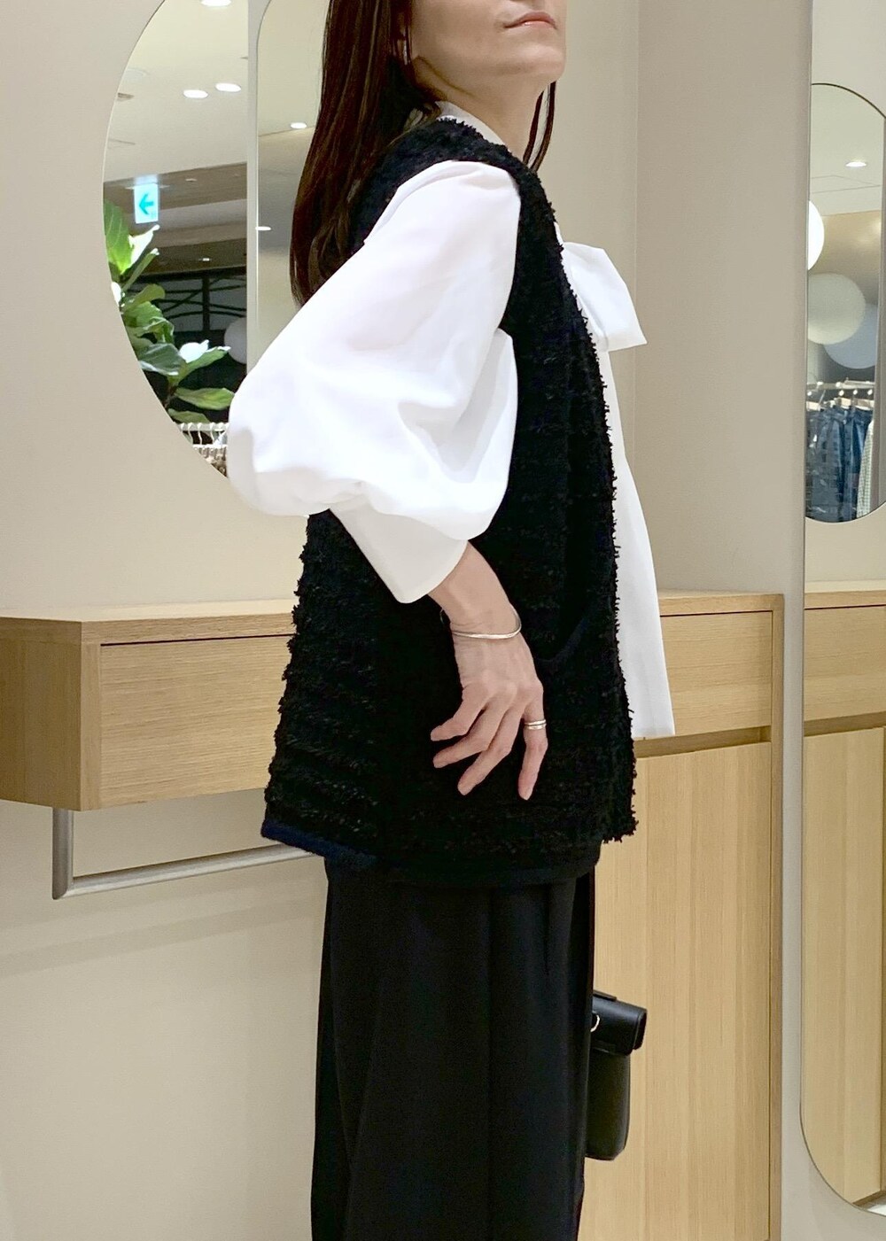 ブラック系のショルダーバッグ、ブルー系のその他パンツ、ホワイト系のシャツ/ブラウスを着用したレディースの冬コーディネートの6枚目の写真