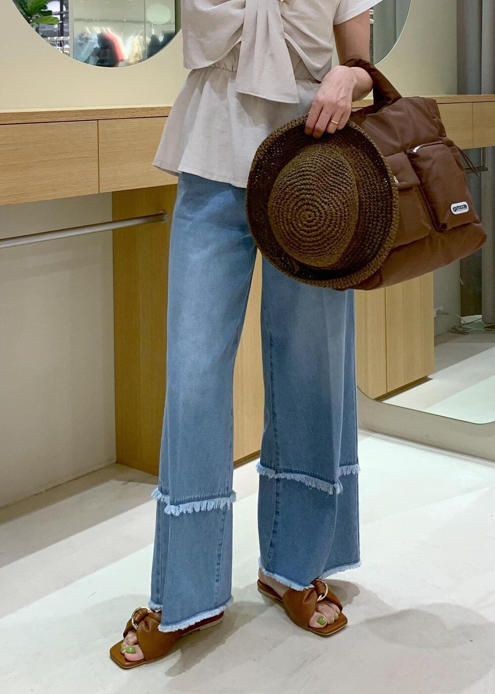 イエロー系のサンダル、ホワイト系のTシャツ/カットソー、ブルー系のデニムパンツを着用したレディースの夏コーディネートの9枚目の写真