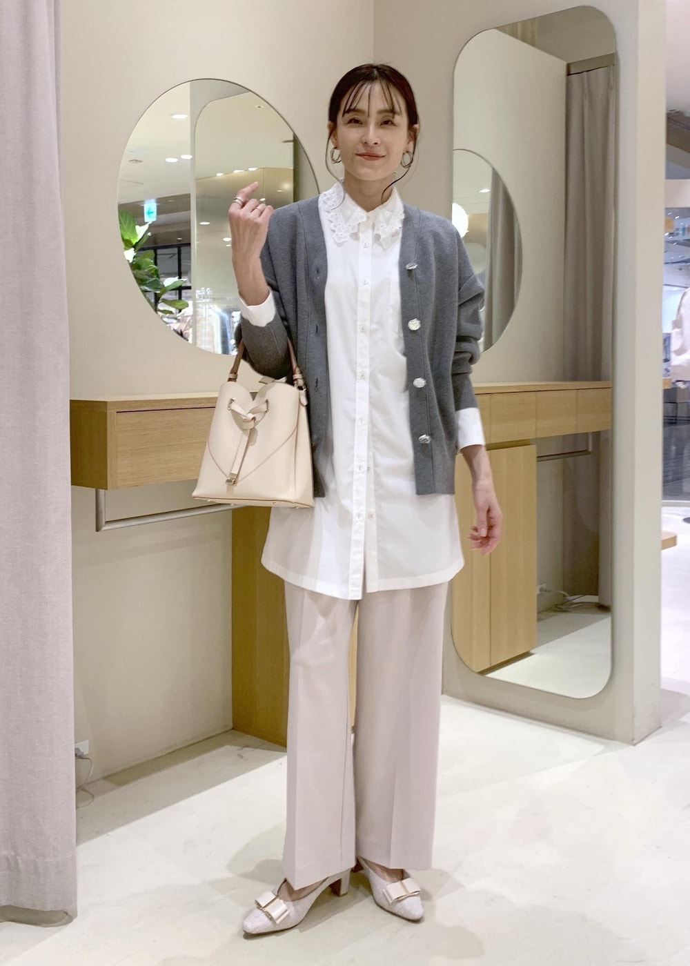 ベージュ系のショルダーバッグ、ベージュ系のパンプス、ベージュ系のその他パンツを着用したレディースの春コーディネートの3枚目の写真