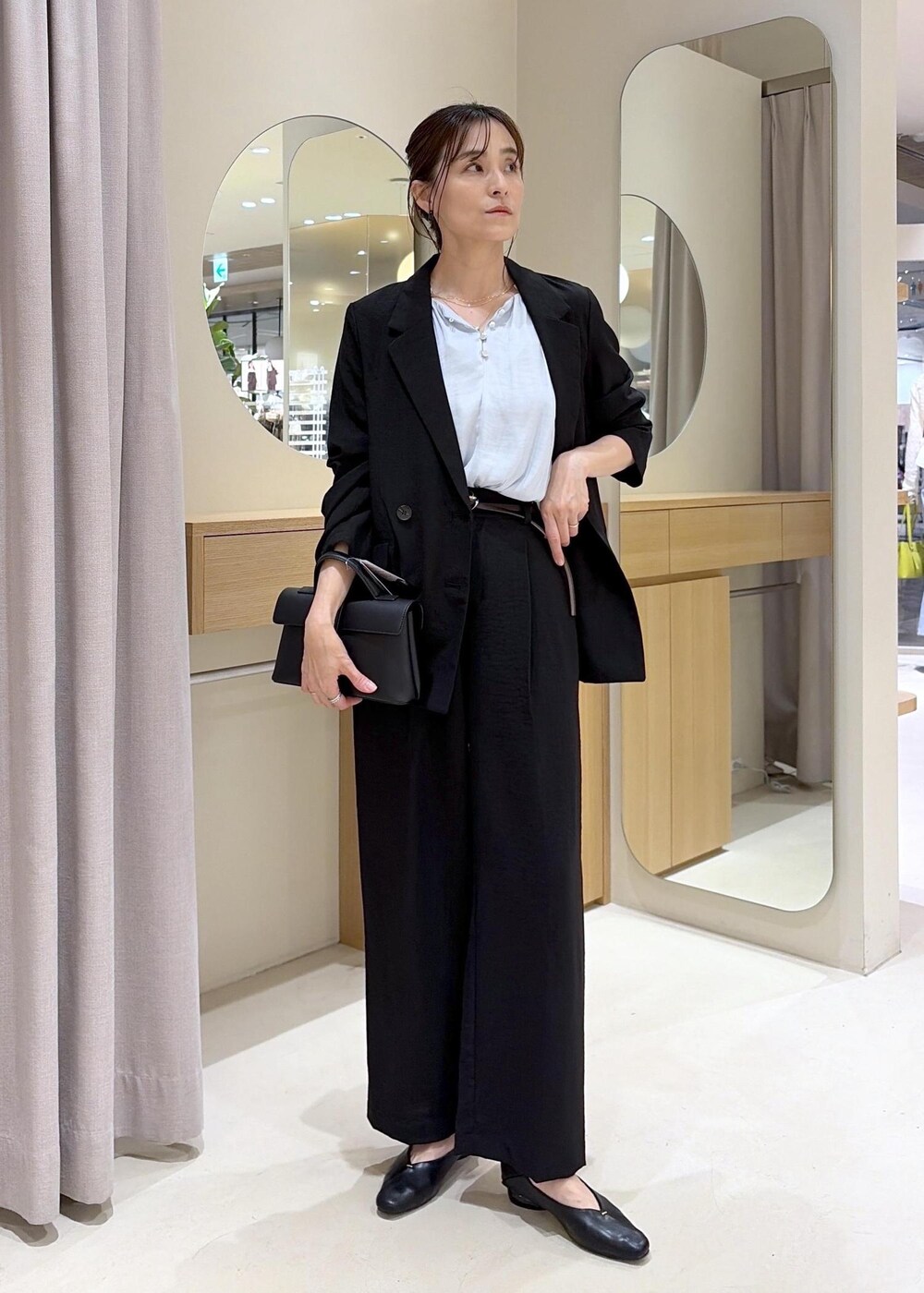 ブラック系のパンプス、ブルー系のシャツ/ブラウス、ブラック系のその他パンツを着用したレディースの春コーディネートの7枚目の写真